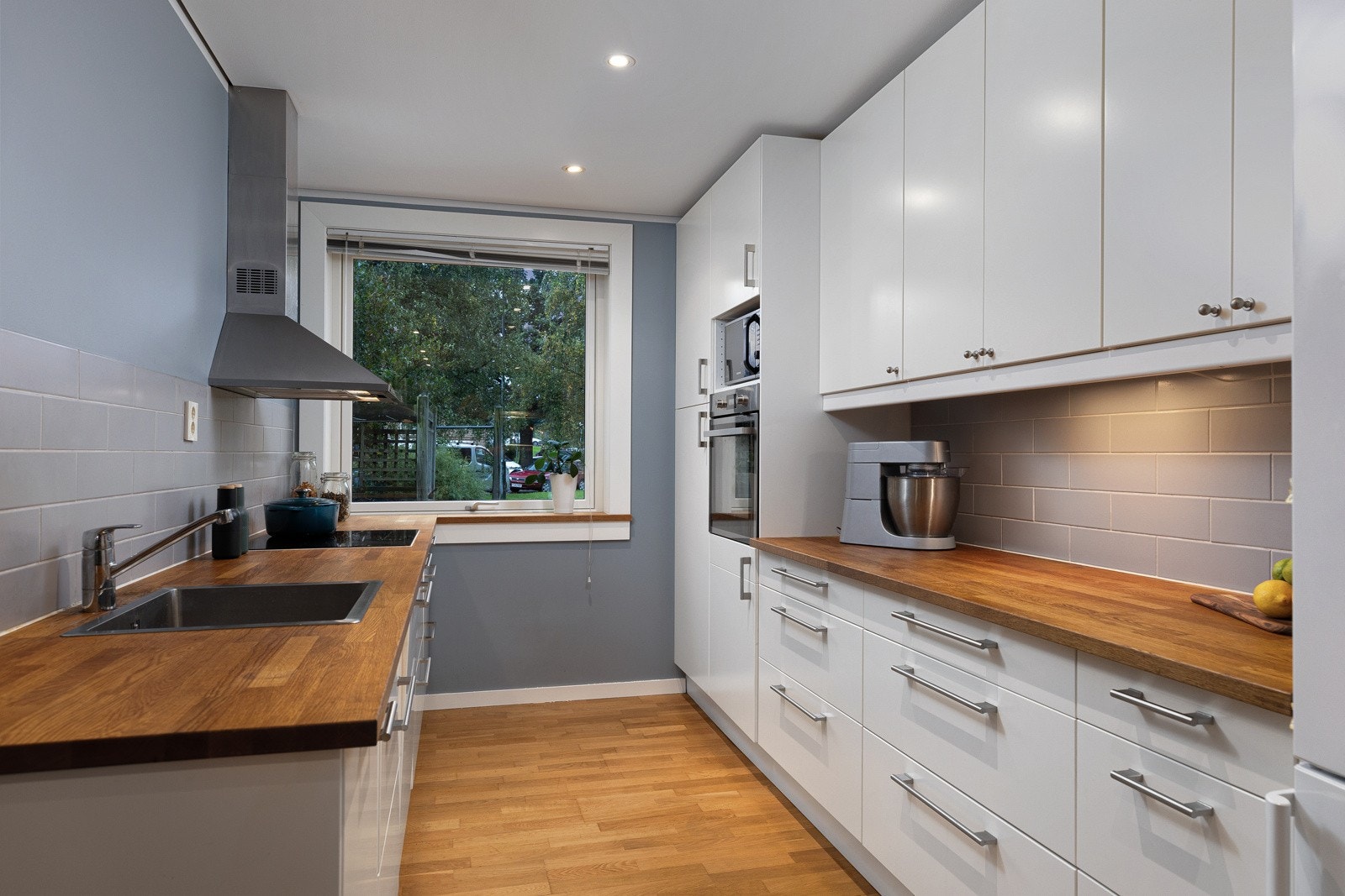 Rikelig med skap- og benkeplass på kjøkkenet som er levert fra Ikea Galleribilde