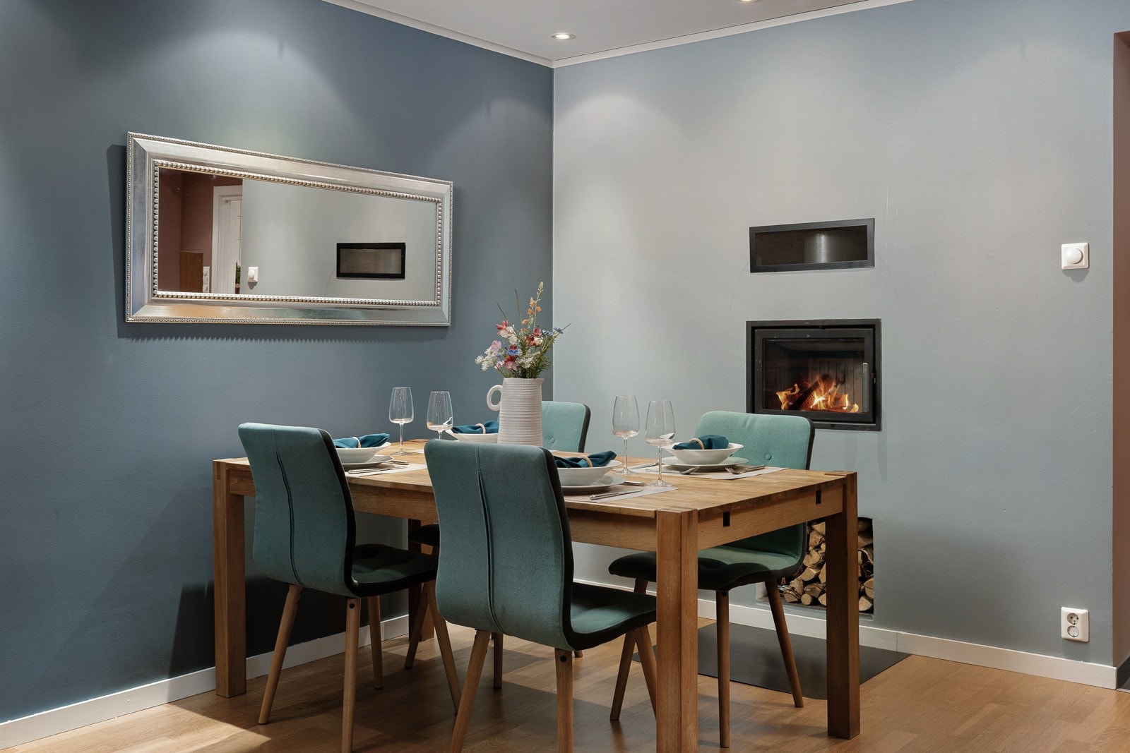 Plass til spisebordet ved den innebygde peisen Galleribilde