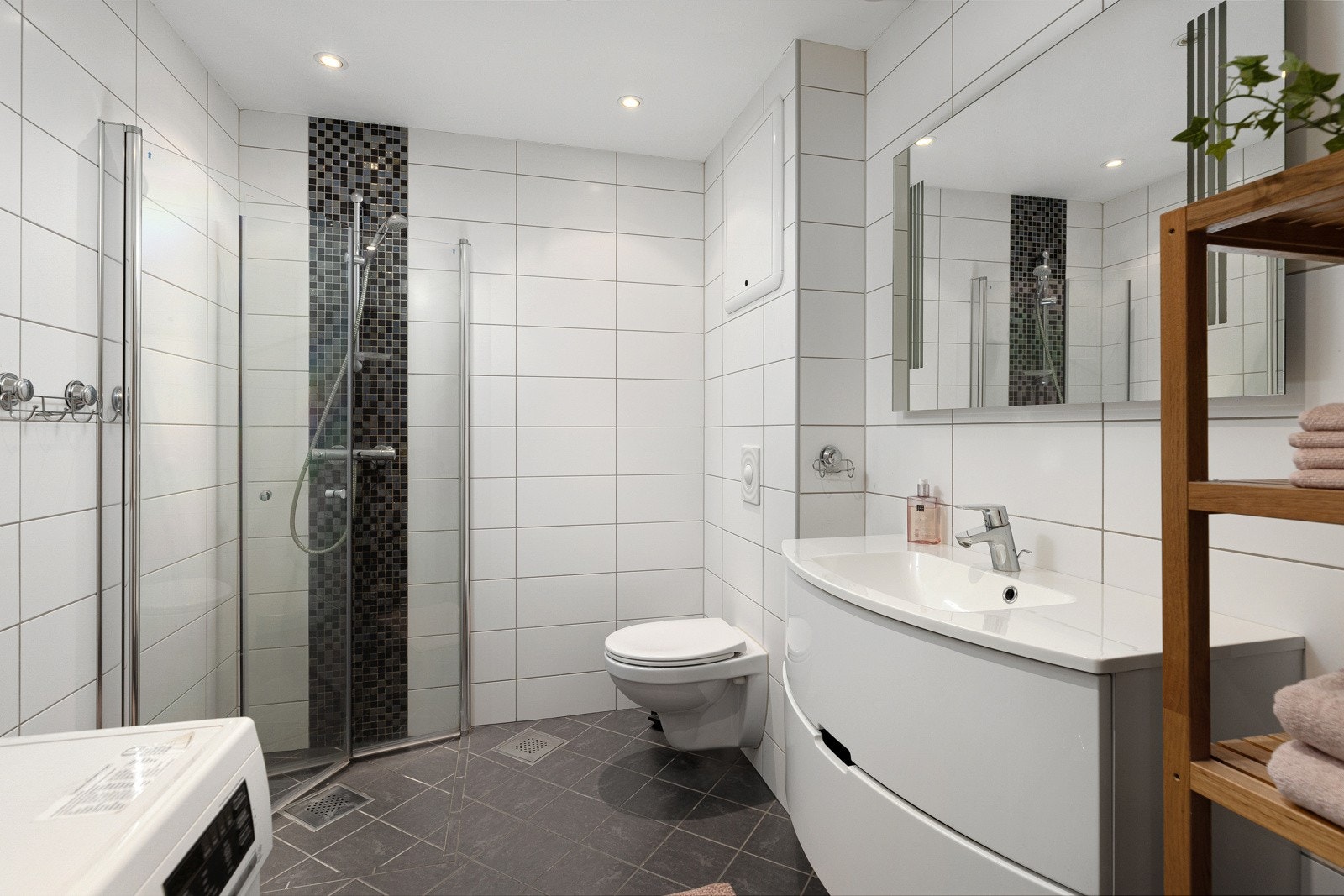 Utvidet og flislagt bad fra 2011 - Optmalisert planløsning, vaskesøyle, vegghengt klosett Galleribilde