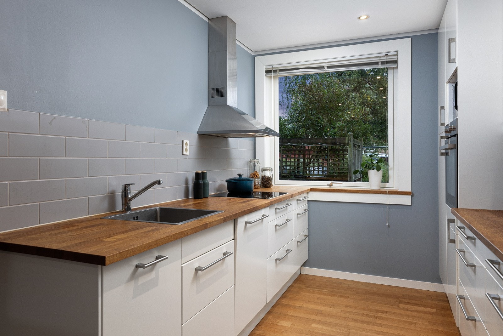 Heltre benkeplate, integrerte hvitevarer Galleribilde