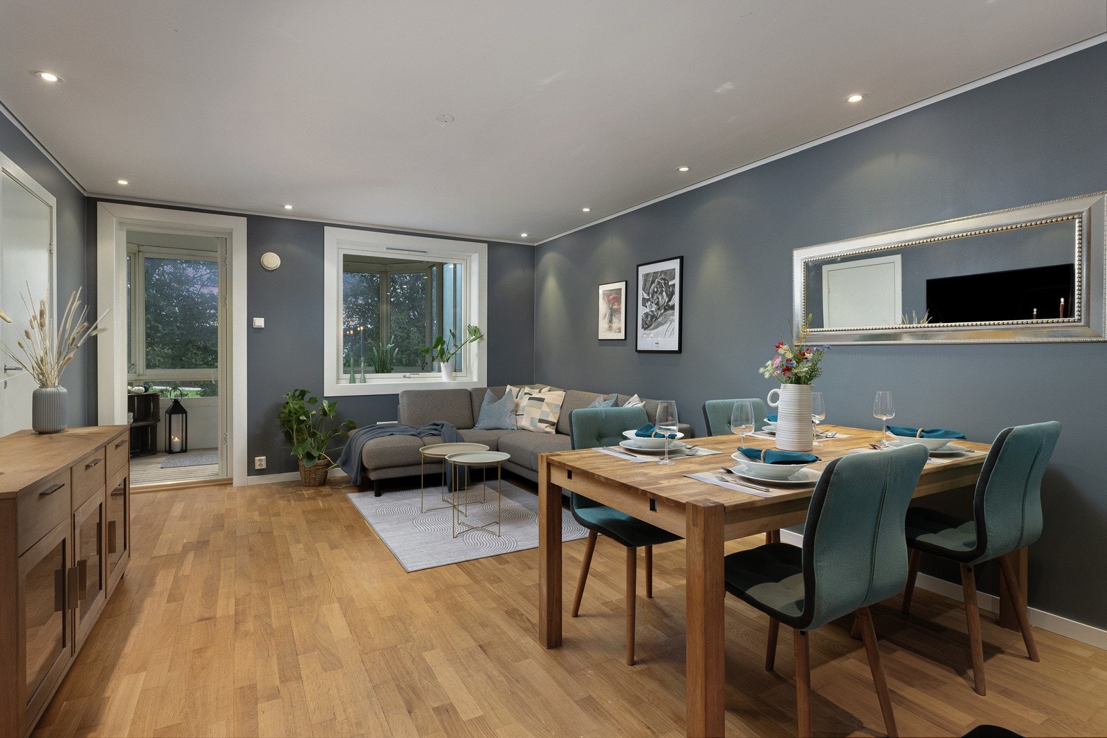 Luftig stue med store lysflater og mye naturlig lys. Nedsenket himling med downligts Galleribilde