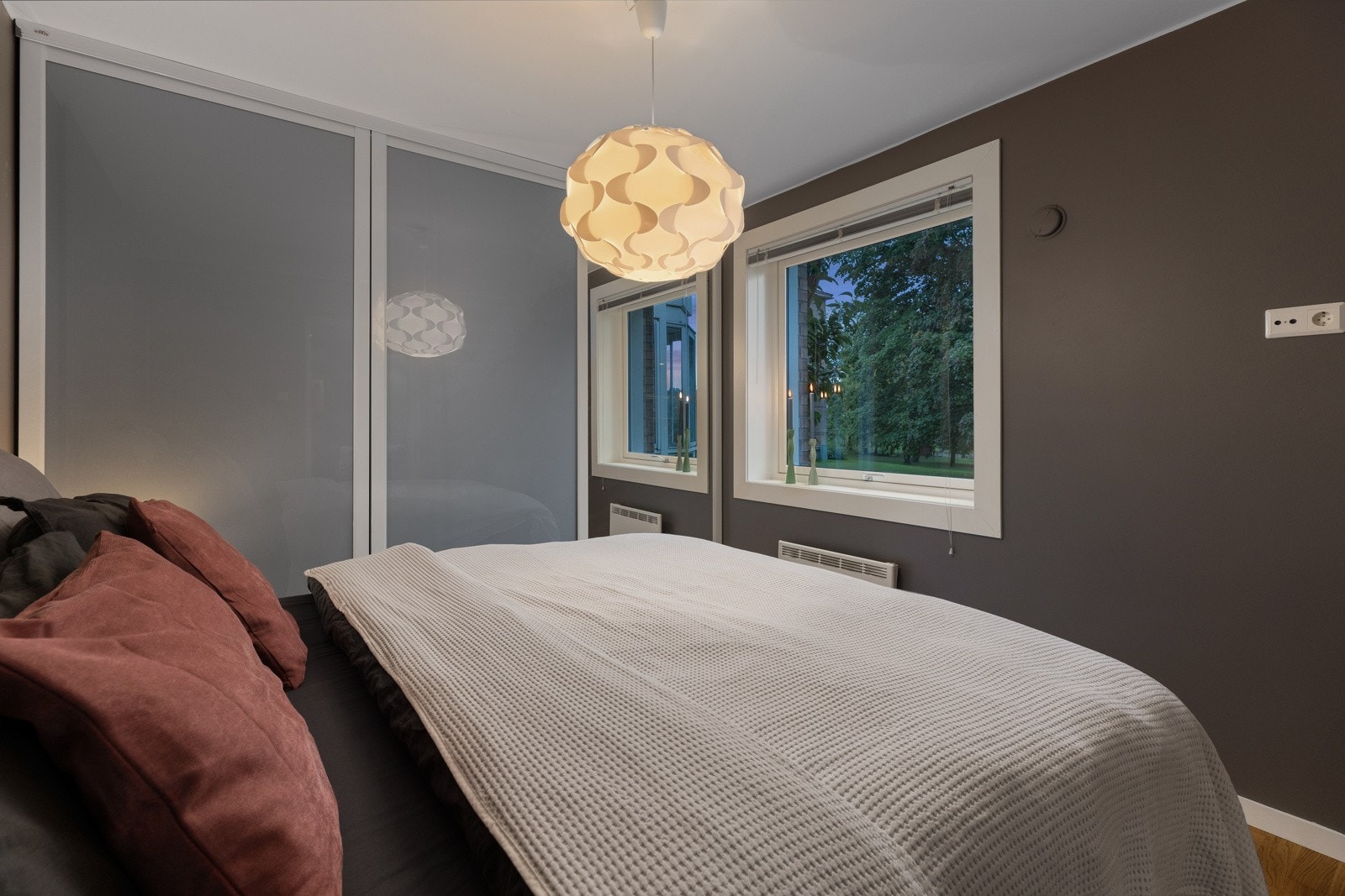 Romslig garderobe Galleribilde