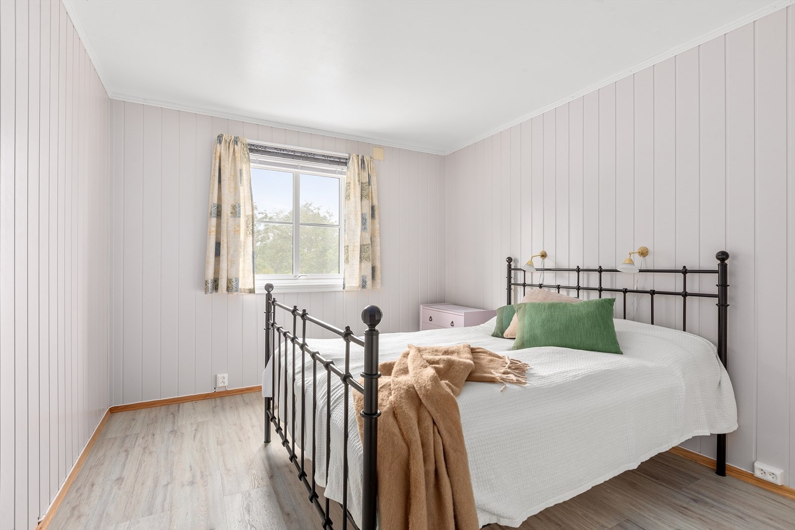 Rommet er av god størrelse, med god plass for dobbeltseng med tilhørende nattbord Galleribilde