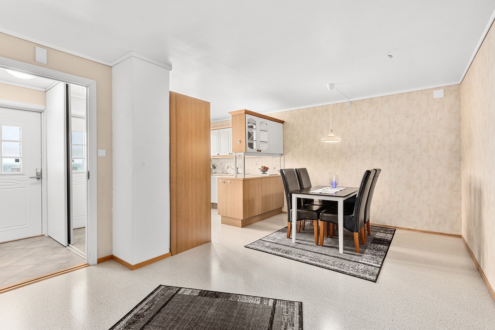 Inn fra entré kommer man inn til en lys og åpen stue-/kjøkkenløsning Galleribilde