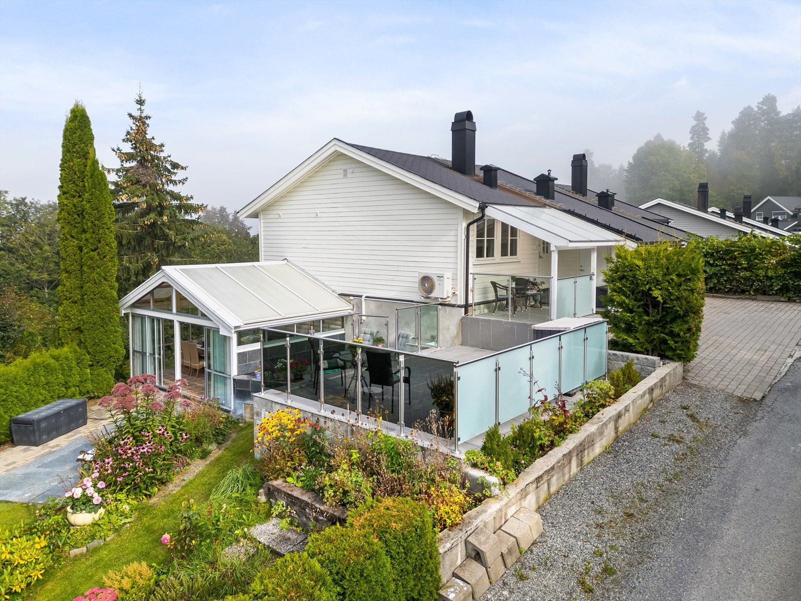 Huset har flotte uteplasser med pent beplantet hage og ulike soner Galleribilde