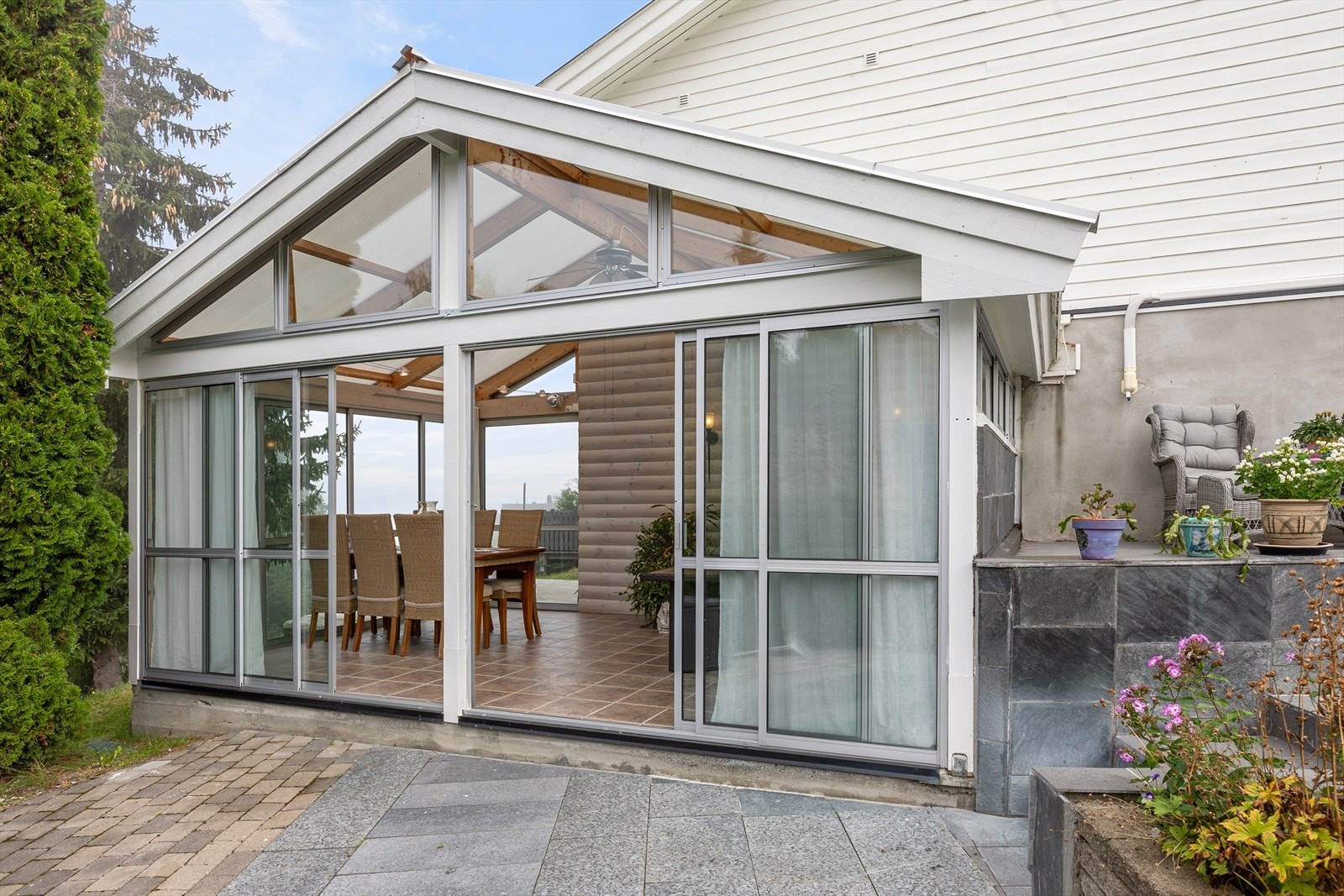 Boligen har meget flotte uteområder, med pent opparbeidede uteplasser, samt flott vinterhage Galleribilde