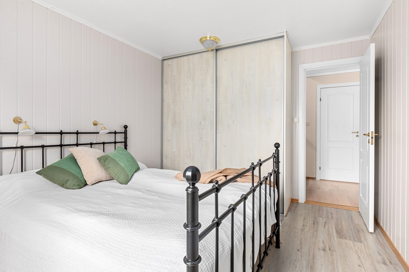 Hovedsoverom med skyvedørsgarderobe Galleribilde