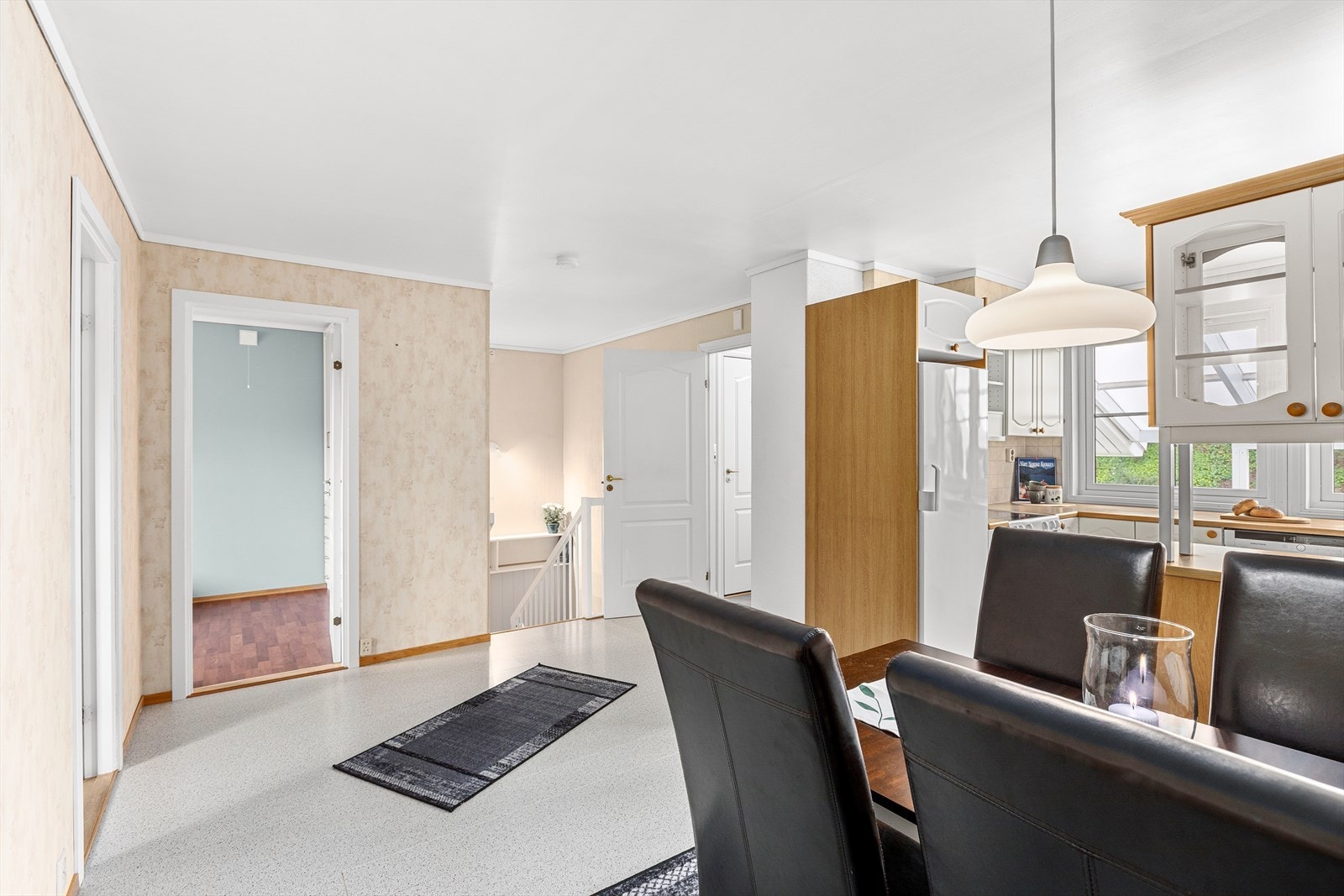 Videre inneholder etasjen 2 soverom og vaskerom/toalettrom Galleribilde