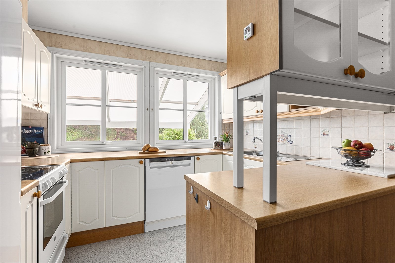 Huset har et hyggelig og innholdsrikt kjøkken Galleribilde