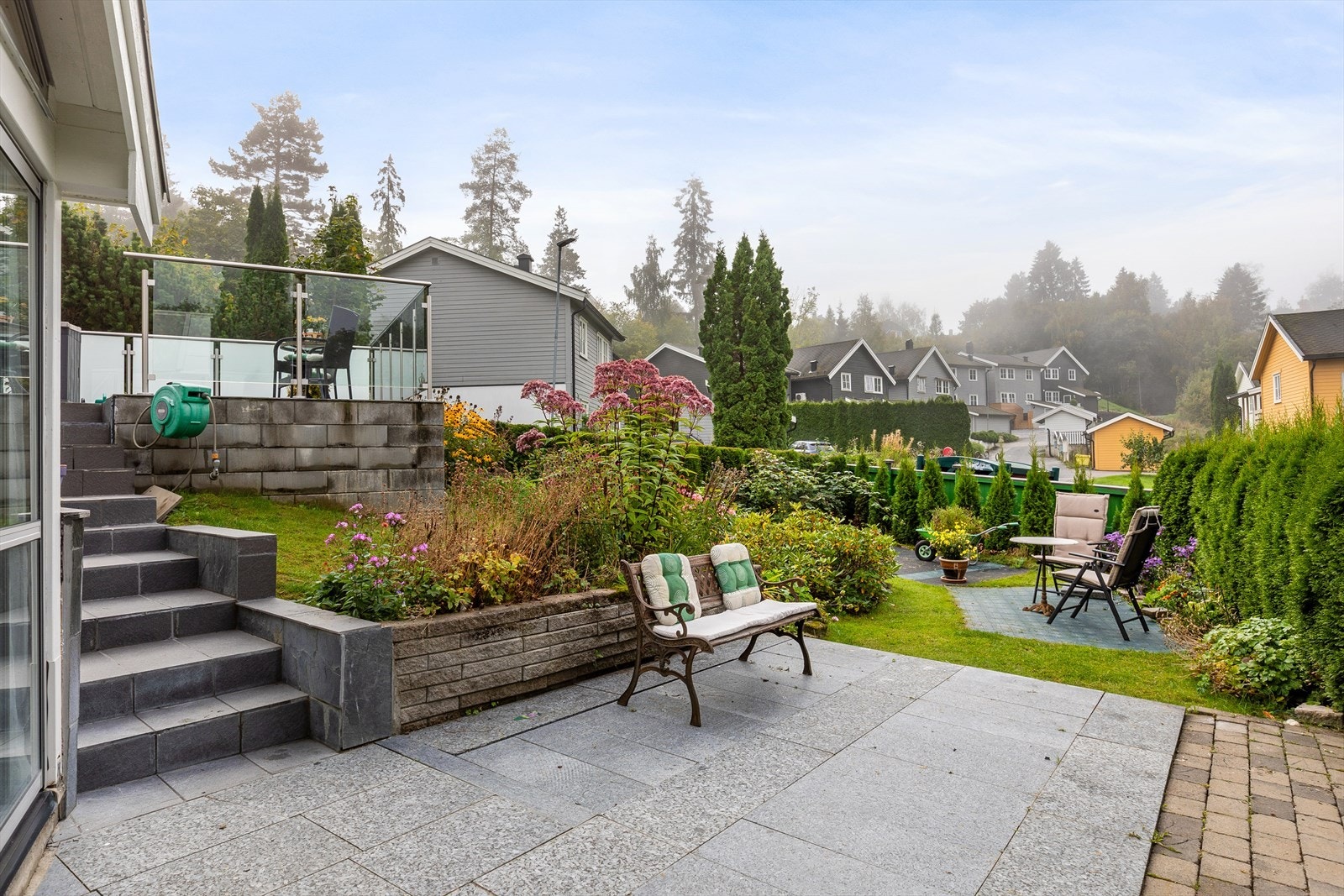 Huset ligger solrikt til, med sol fra ca 08:30 til 20:30 midtsommers Galleribilde