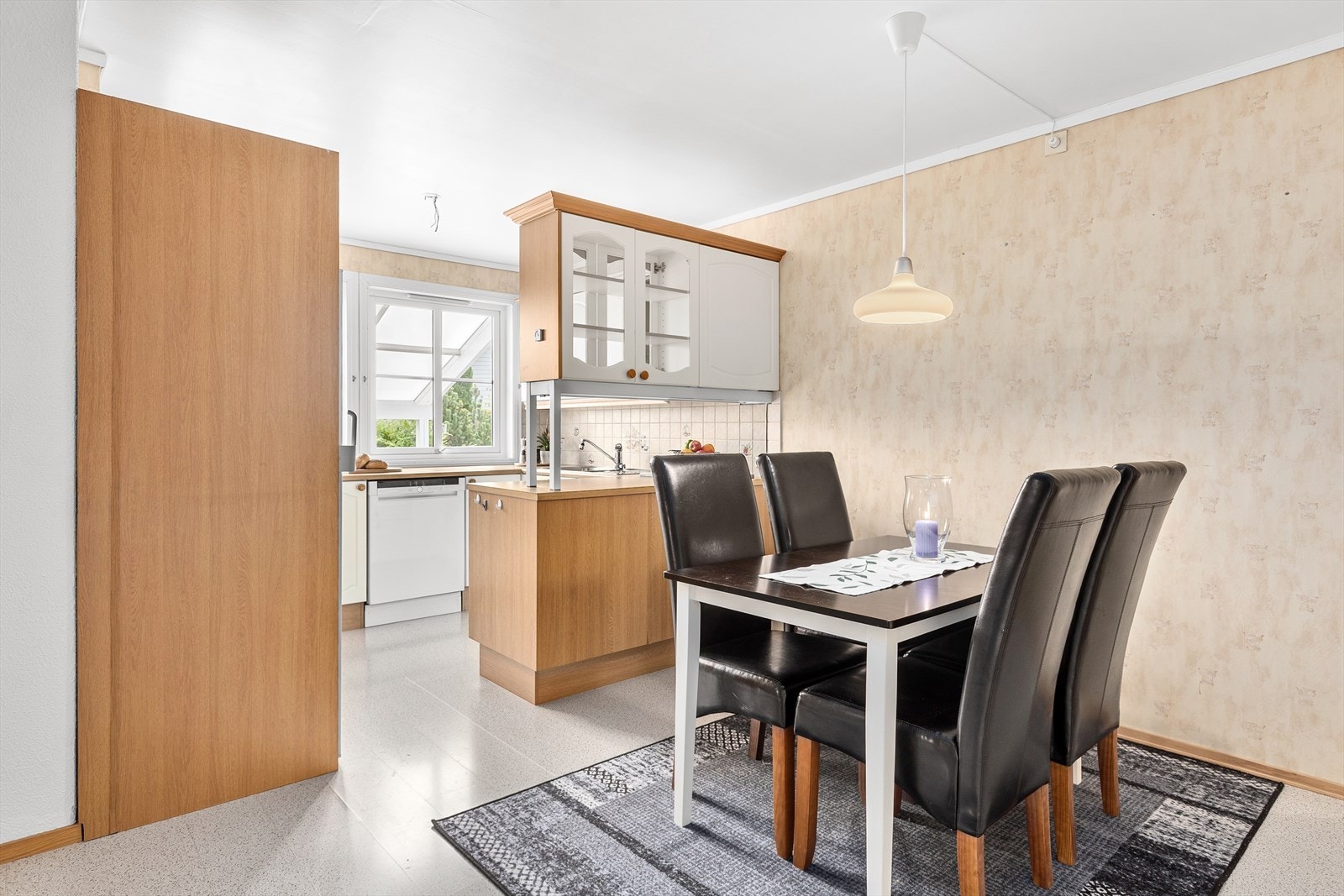 God plass for spisestue i tilknytning til kjøkken Galleribilde