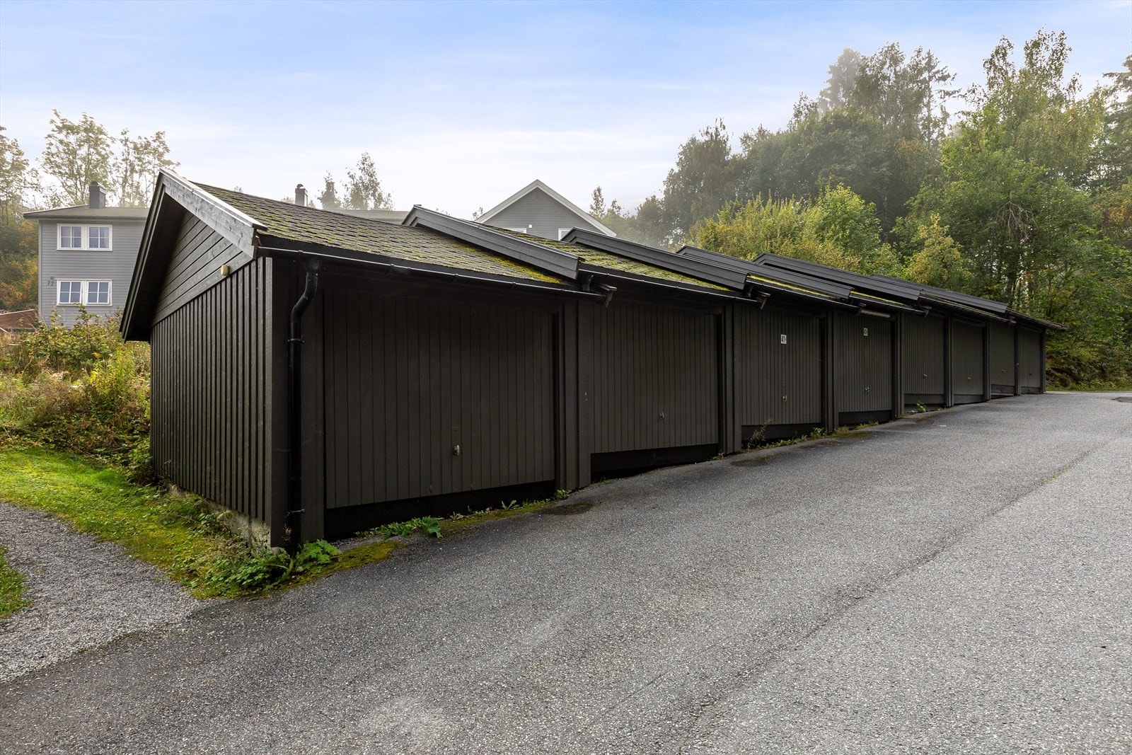 Felles garasjerekke - borettslaget har lagt opp til felles elbillader med ladeabonnement Galleribilde