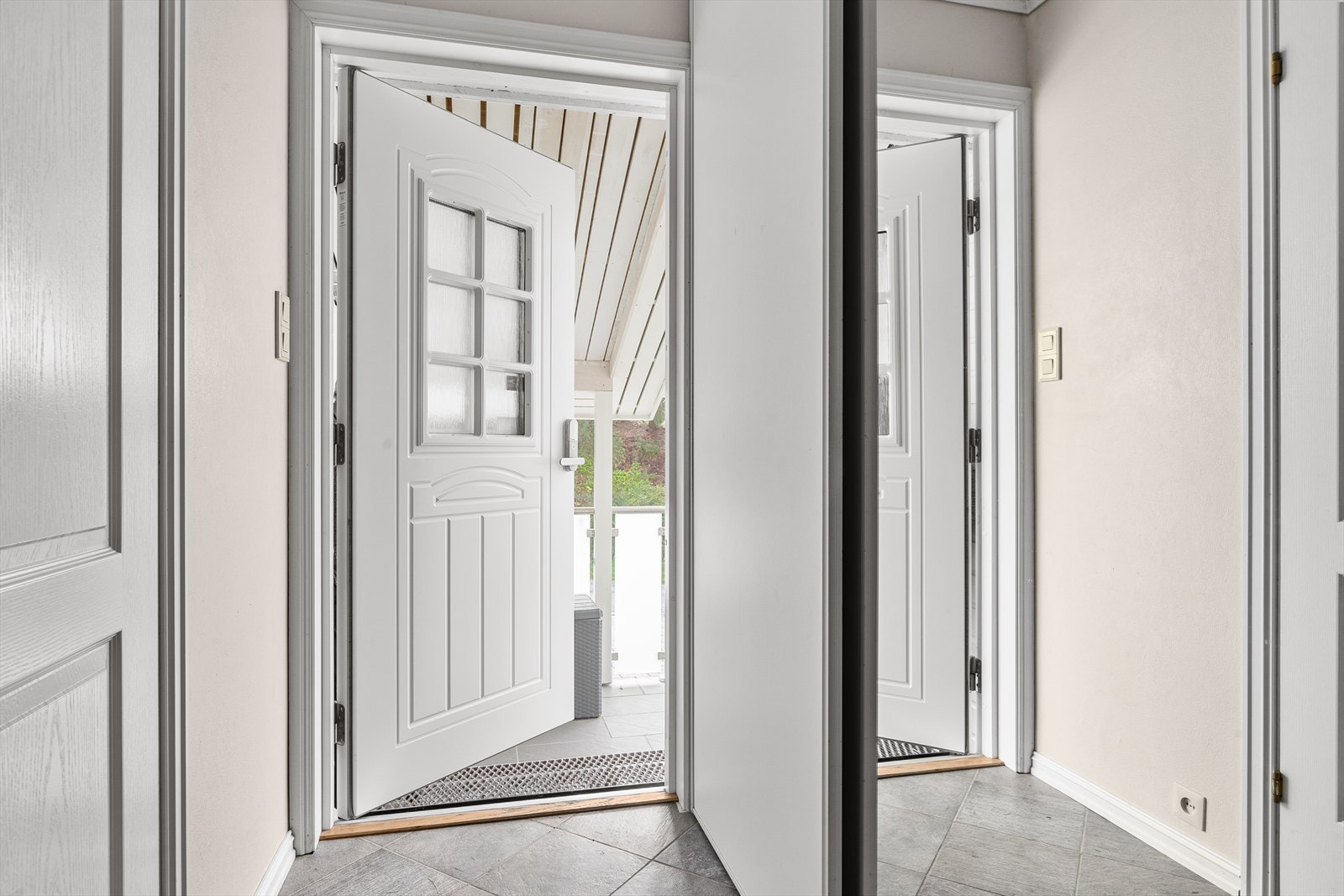 Entré med flis på gulv og skyvedørsgarderobe Galleribilde