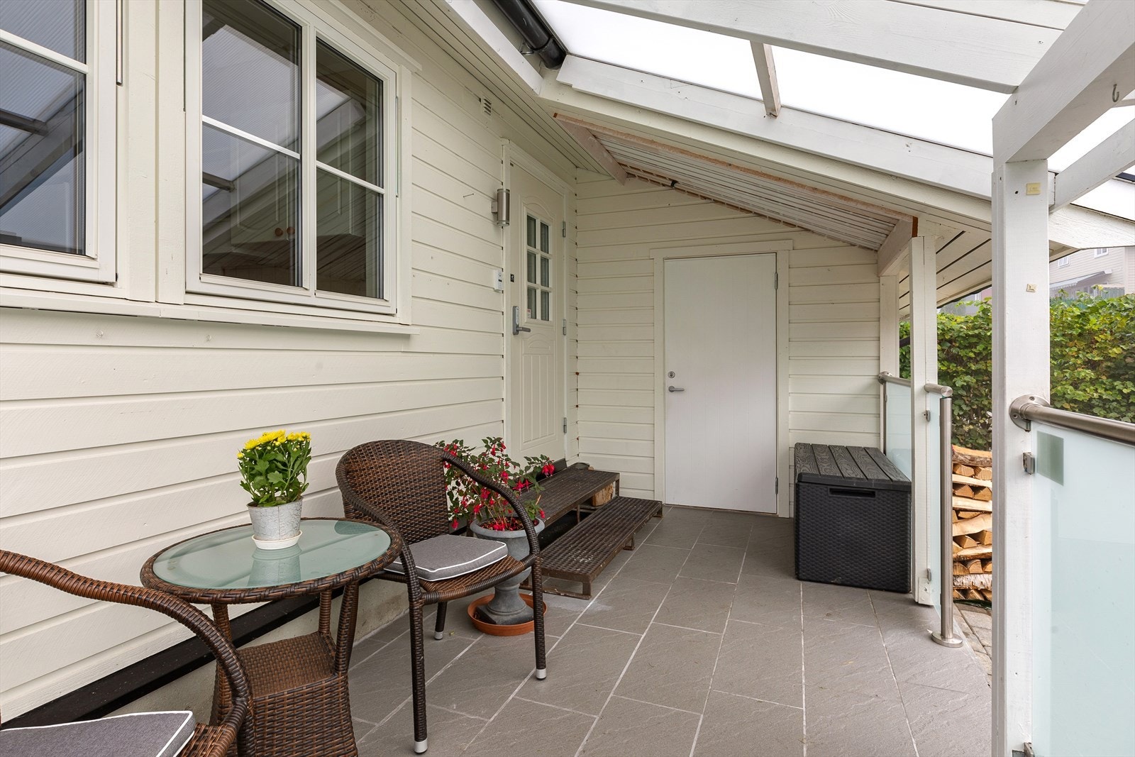 Velkommen hjem! Adkomst via takoverbygget inngangsparti, samt sportsbod Galleribilde