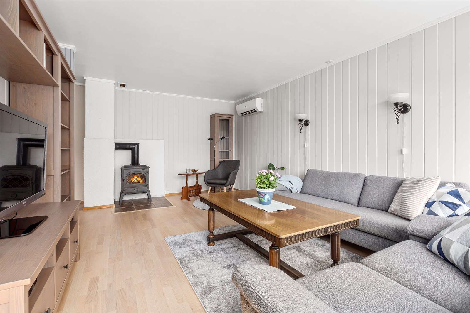 Stuen har god plass for sofa med tilhørende tv-møblement Galleribilde