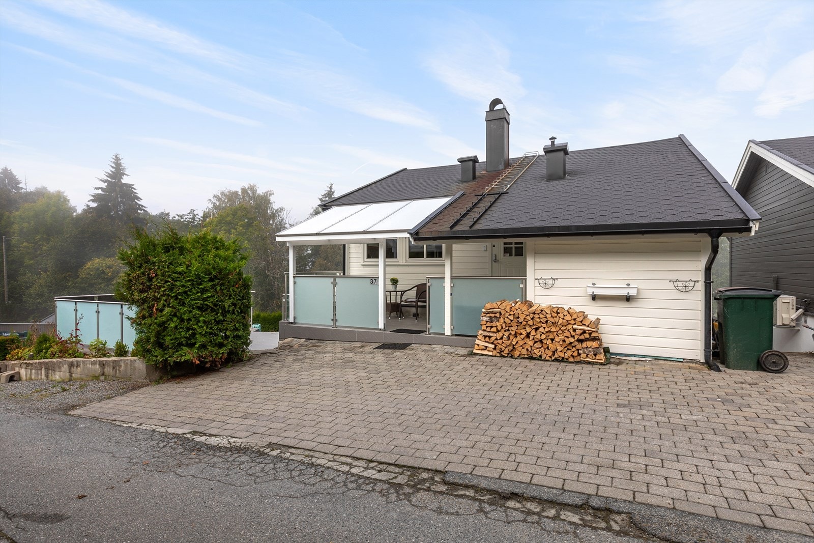 Boligen har fått godkjenning av borettslaget til å ha bil stående utenfor huset, så fremt hele bilen får plass i gårdsplassen Galleribilde
