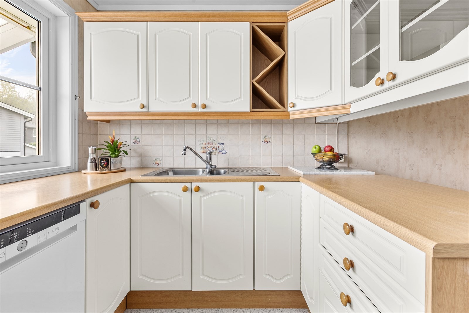 Kjøkkenet har godt med skap- og skuffeplass, i tillegg til gode arbeidsflater Galleribilde