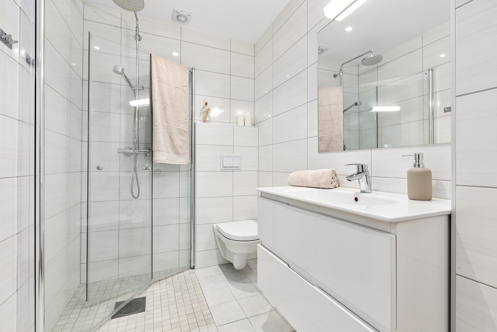 Flott flislagt bad fra 2019 i regi av borettslagets dreneringsprosjekt, herunder også nytt rør-i-rør Galleribilde