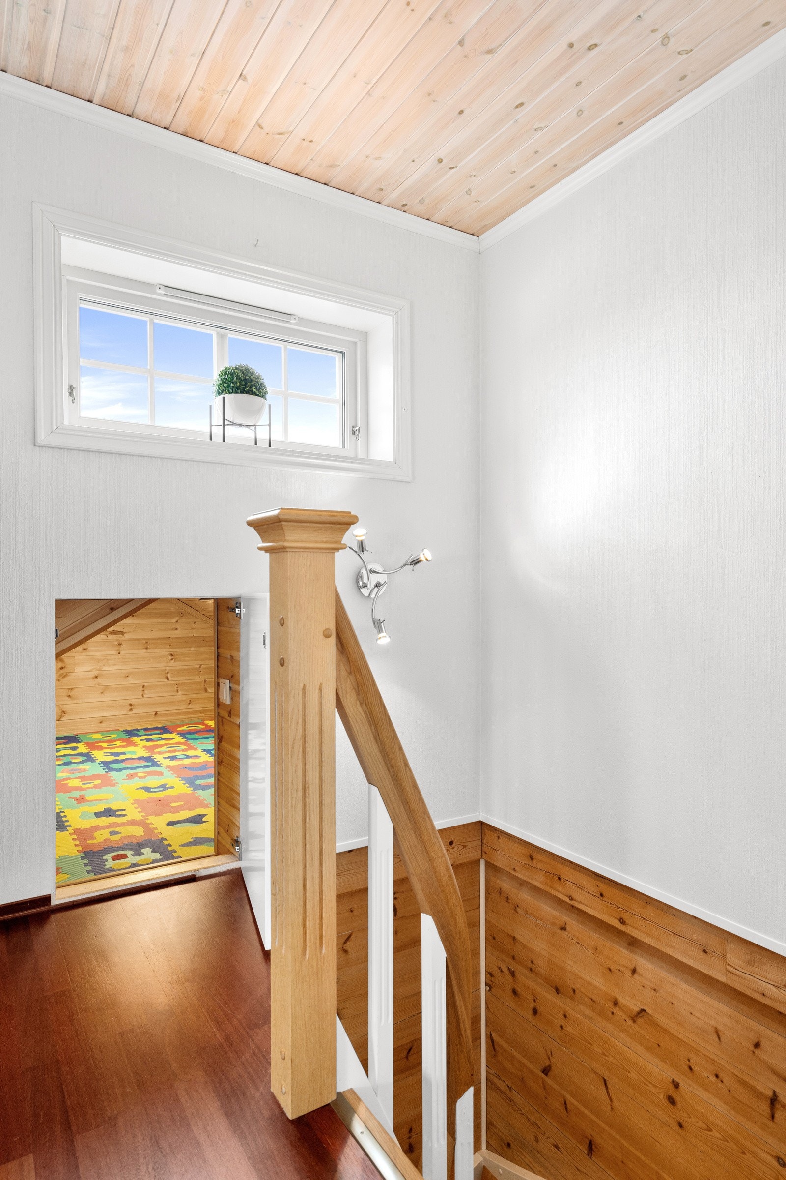 Eget lekerom for barn ved trapp opp til 2. etasje. Galleribilde