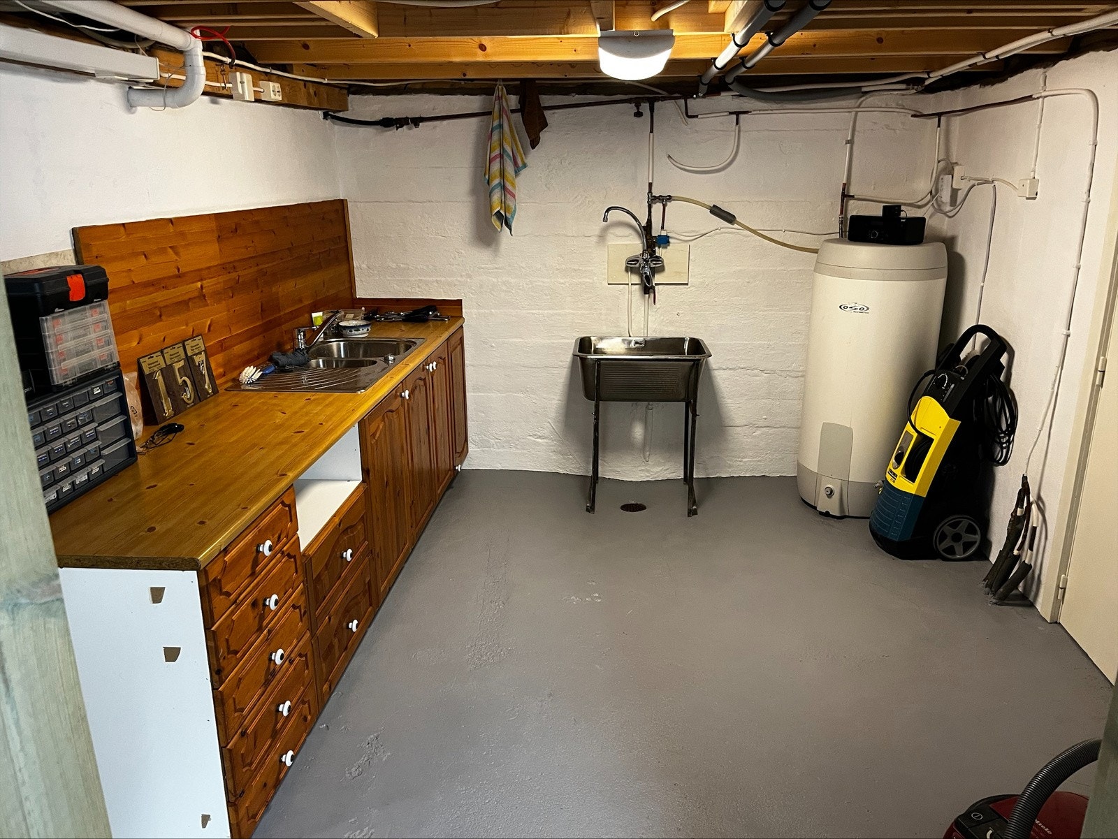 Godt vedlikeholdt kjeller hvor man blant annet har varmt/kaldt vann og gulv/vegger malt i 2024. Her har man rikelig med lagringsplass. Galleribilde