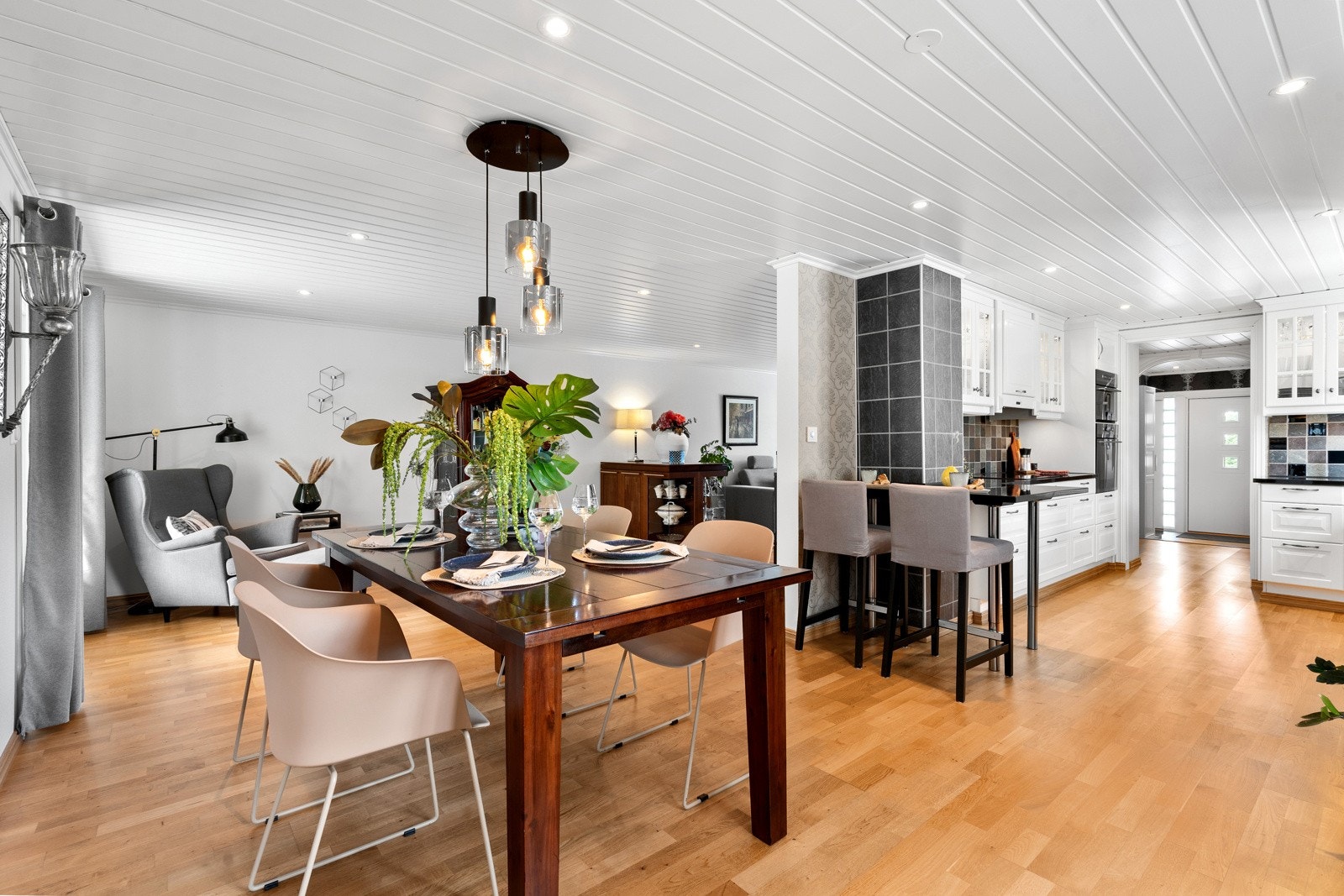 Det kan enkelt innredes i ulike soner med egen spisegruppe. Galleribilde