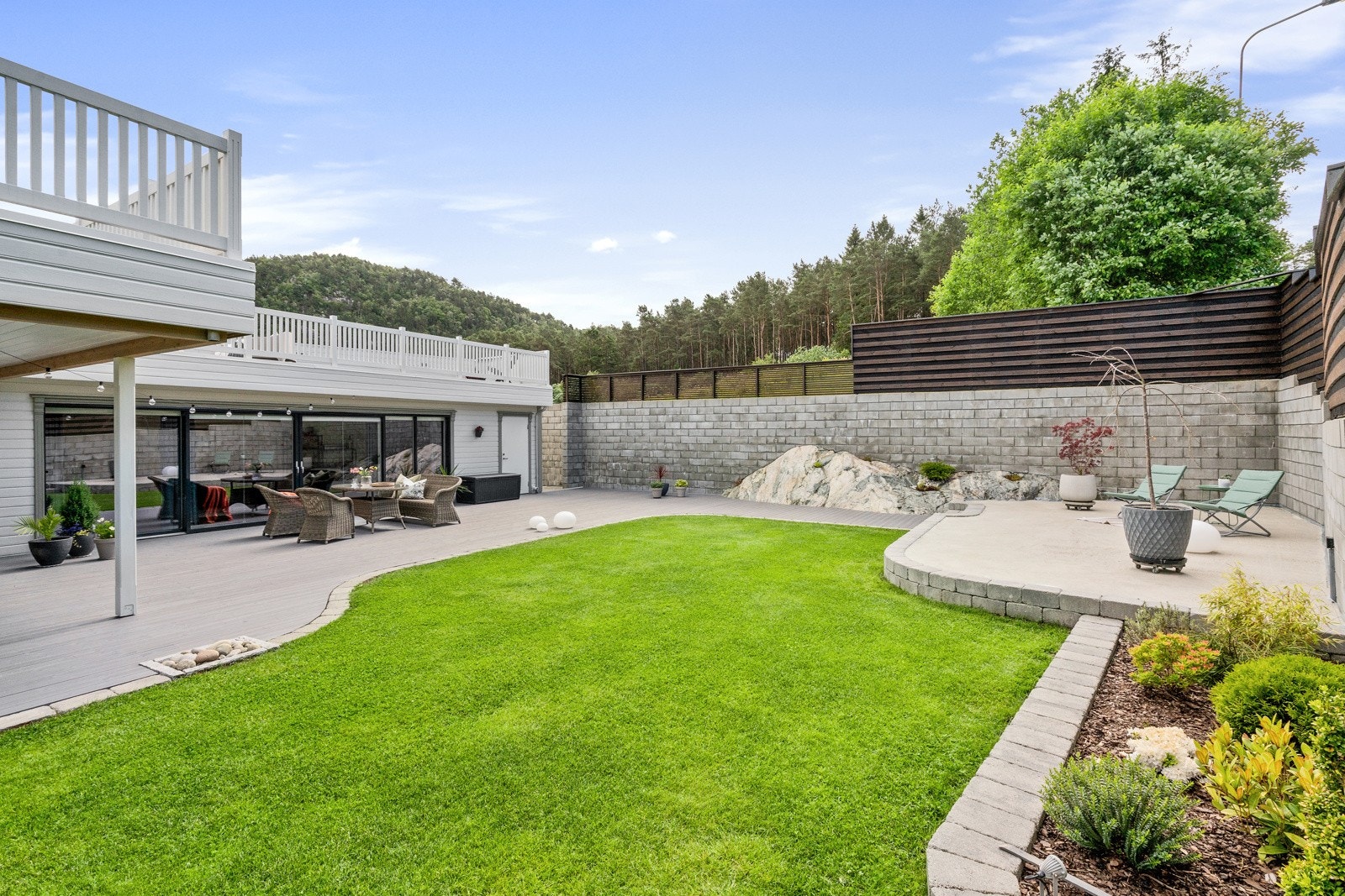 Utvendig godt vedlikeholdt med bl.a. nyere drenering. Det ble lagt ny hovedvannledning, ny utvendig stoppekran (teleskop), nye kloakkrør med stakekum, alt nytt fra bolig og ut til vei i 2022-2023. Galleribilde