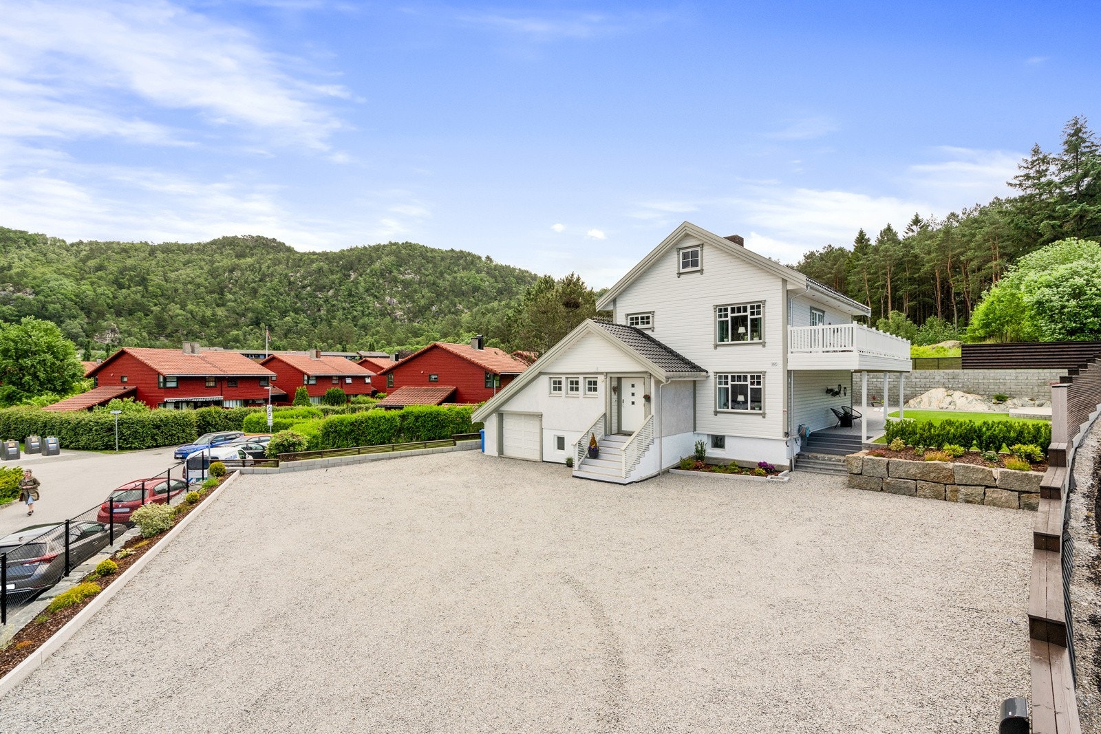 Stort gårdsrom med potensielalet for bygging av f.eks dobbel garasje eller carport. Galleribilde