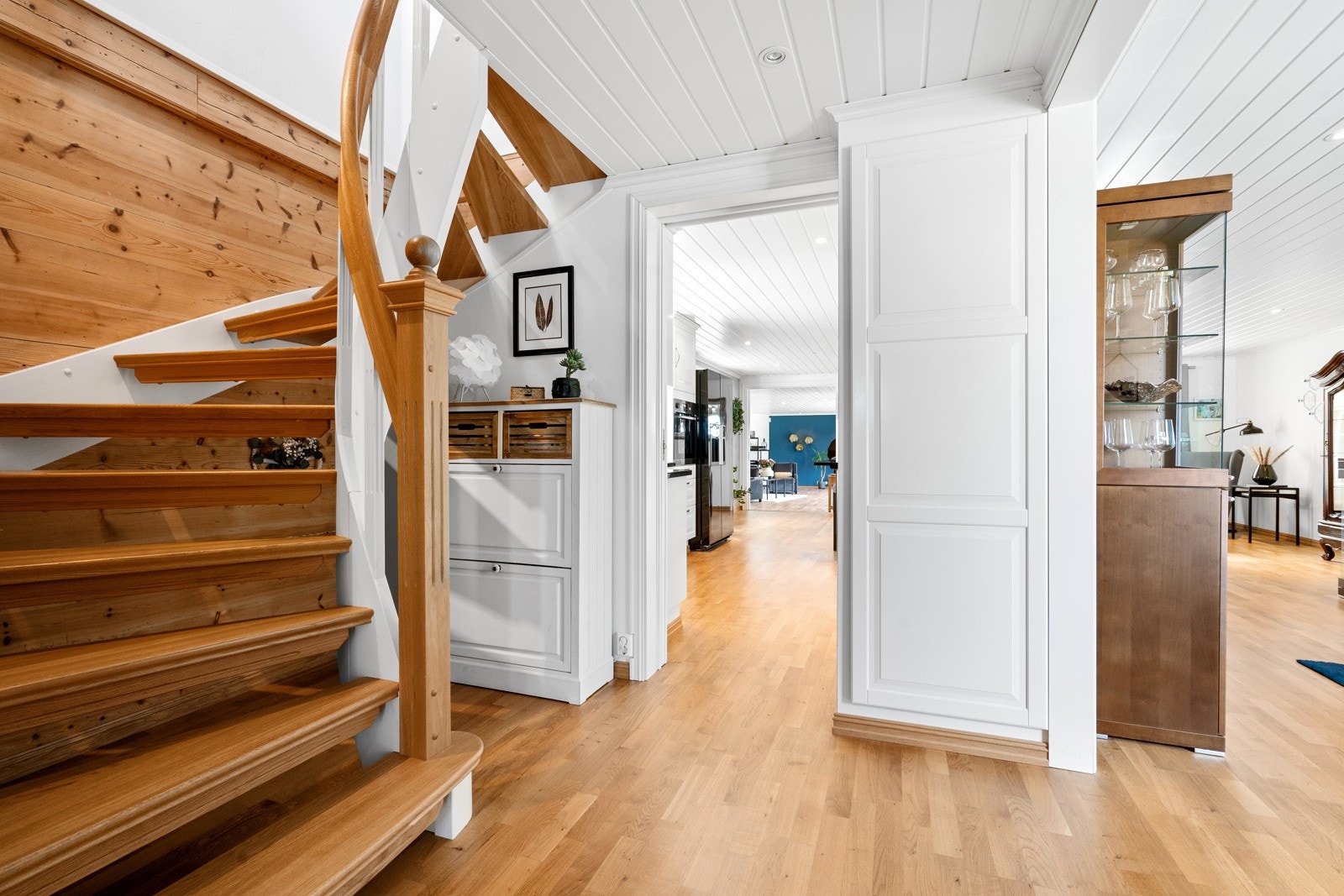 Romslig innergang med trapp opp til 2. etasje. Galleribilde