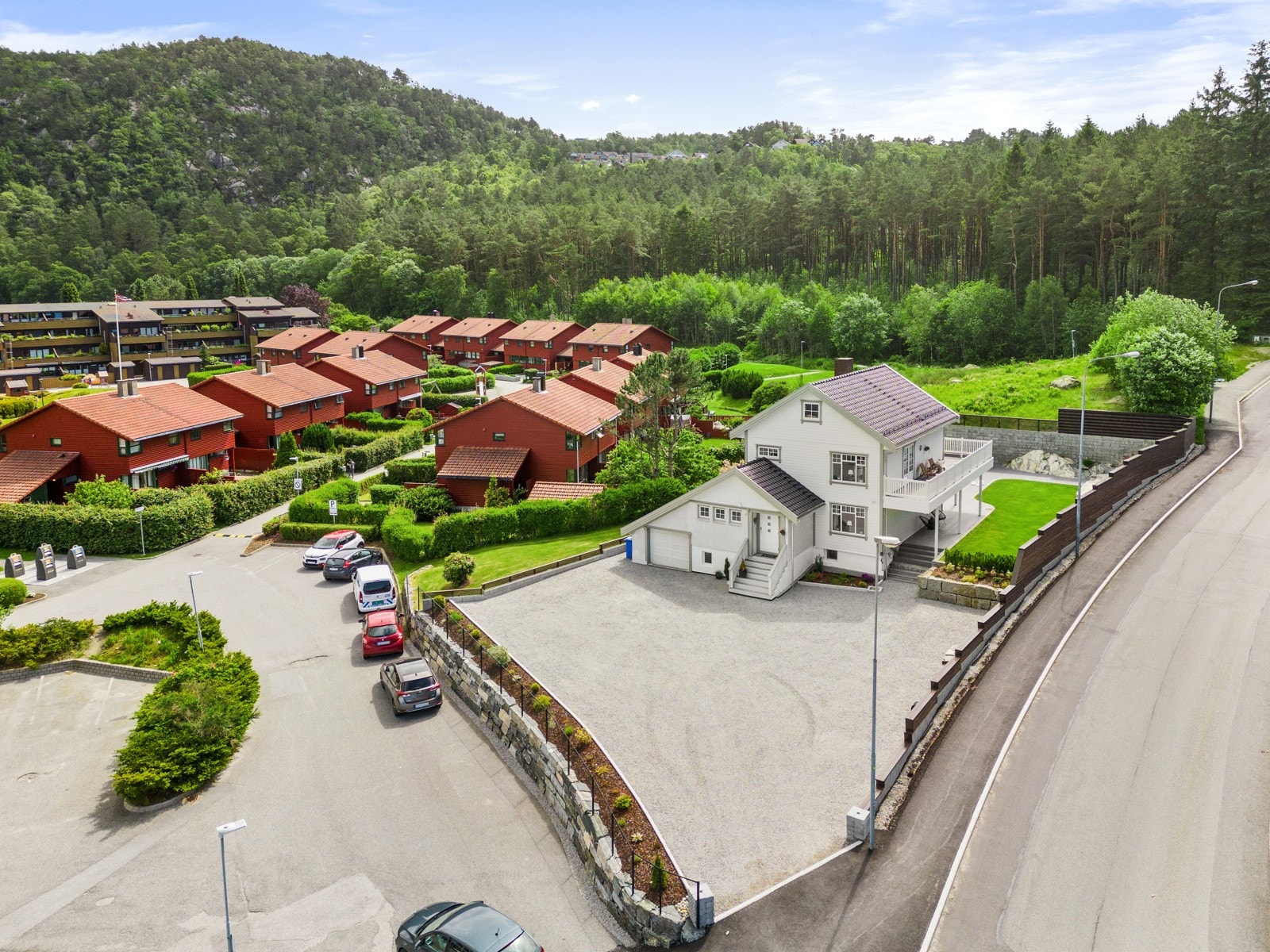 Overvannsrør, drensrør inkludert drenskum, nye drenerende masser og grunnmursplast er skiftet rundt hele boligen i løpet av de siste årene, grunnmuren ble i den forbindelse også på-støpt og ekstra armert. Galleribilde