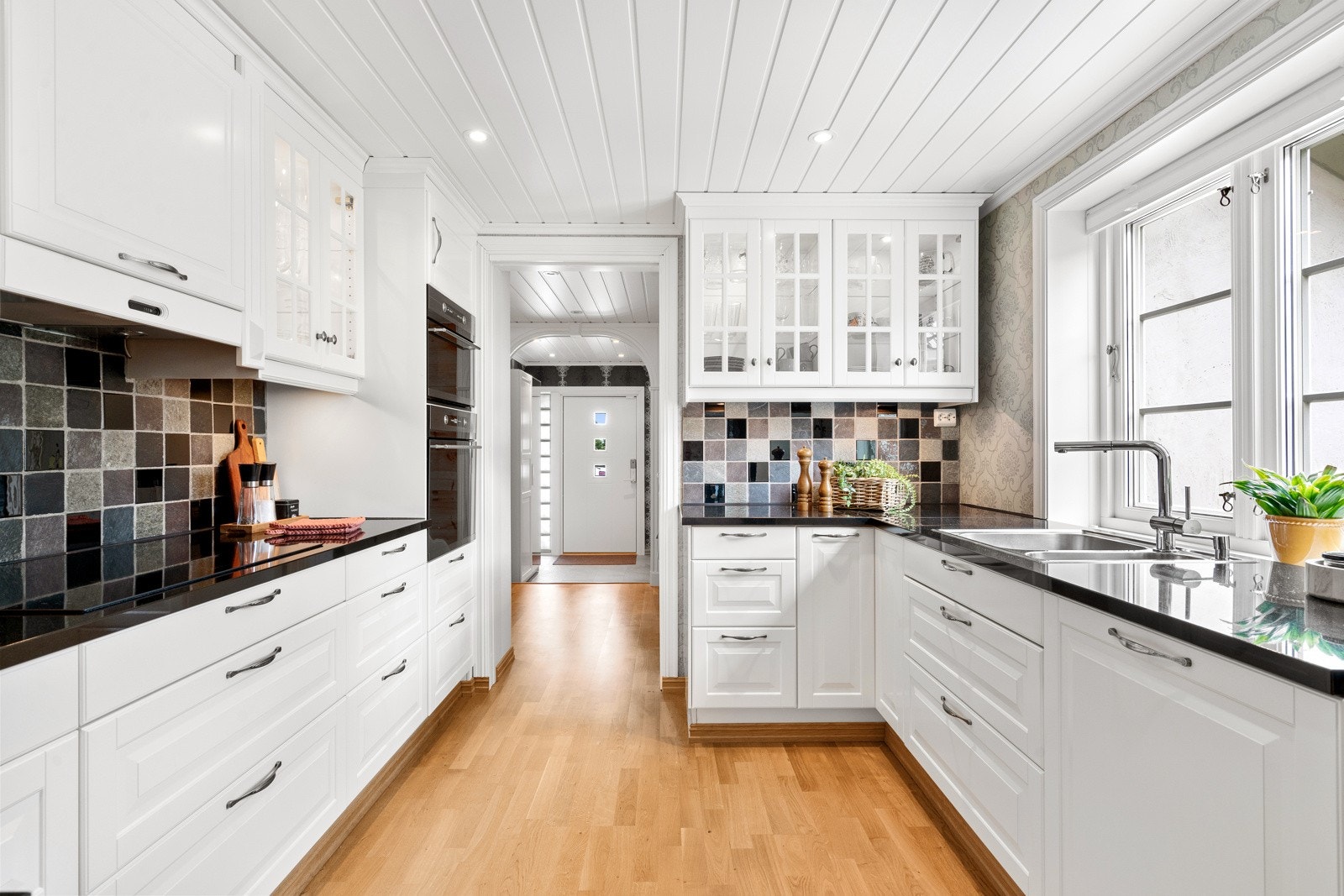 Pent kjøkken med god skap og benkeplass. Benkeplate av stein. Oppgradert i 2012. Galleribilde