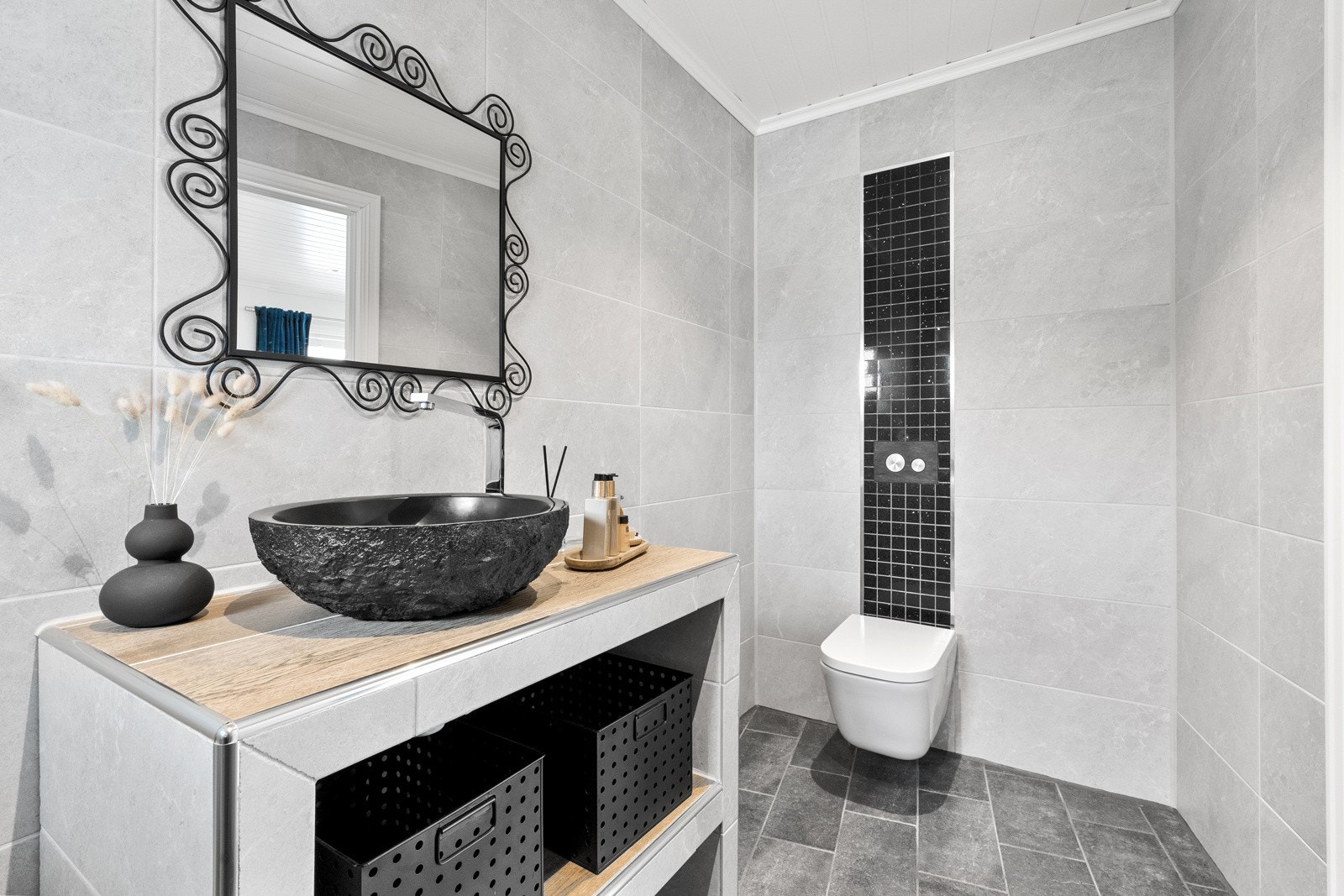 Baderom i tilbygg innredet med pen baderomsinnredning, vegghengt toalett og dusjhjørne. Galleribilde