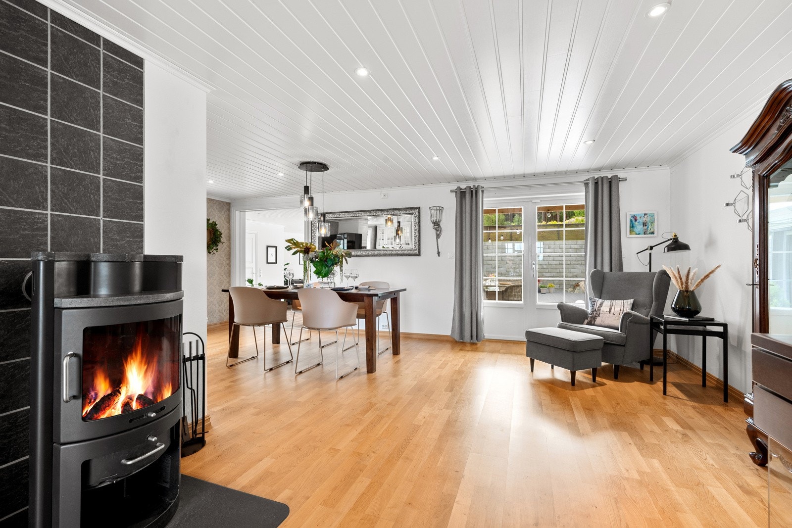 Oppvarming med varmepumpe, ildsted i stue, gulvvarme i våtrom, vindfang og gulv i tilbygg. Galleribilde