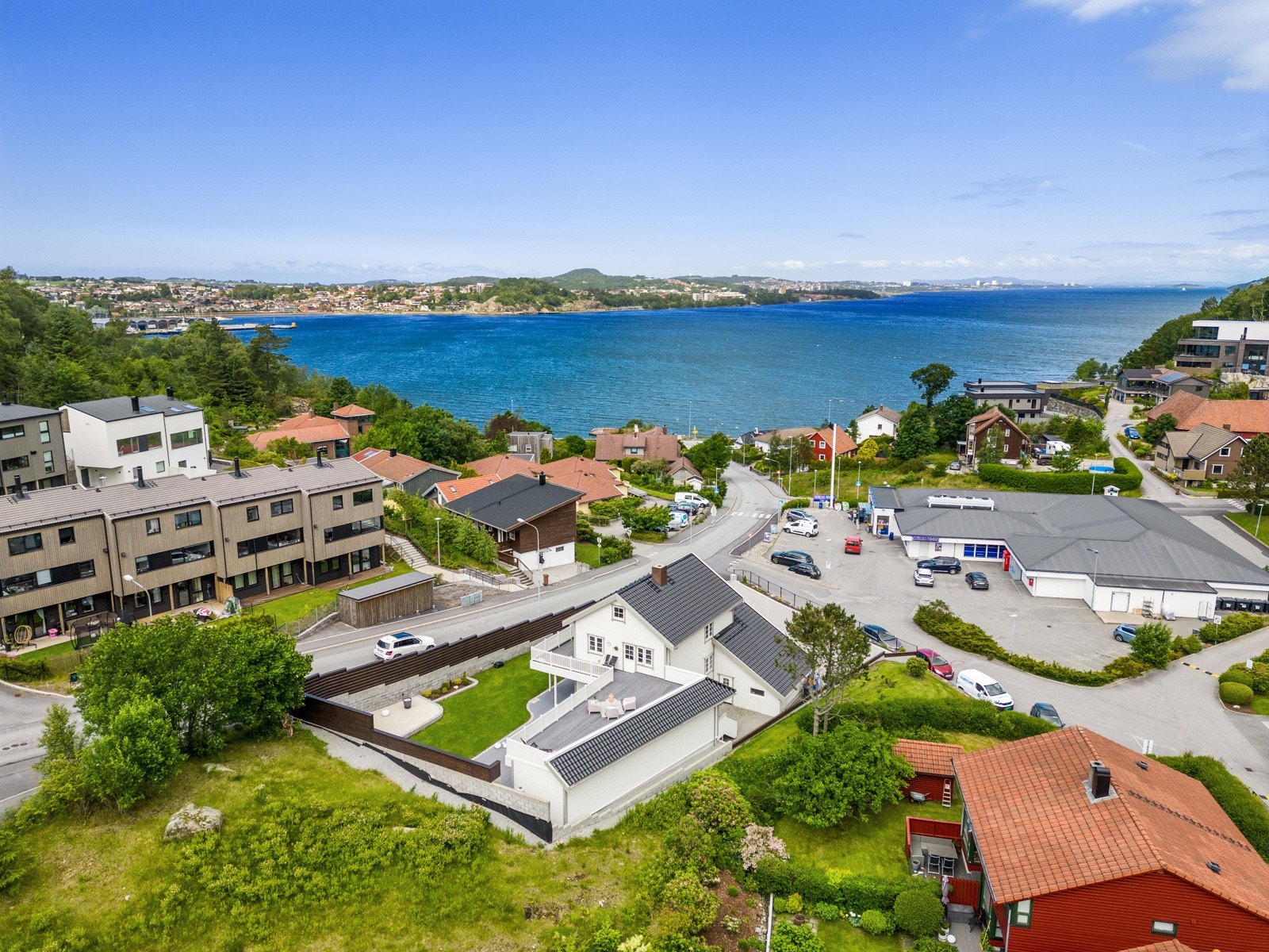 Boligen svært pent til mellom fjell og sjø med kort vei til turmuligheter. Galleribilde