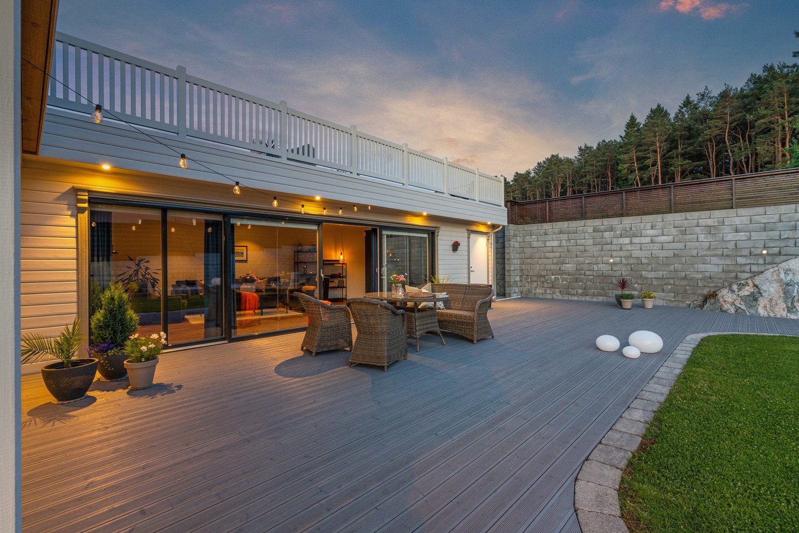 Flott opparbeidet uteområde, rikelig med terrasseareal og stor, solrik tomt. Galleribilde