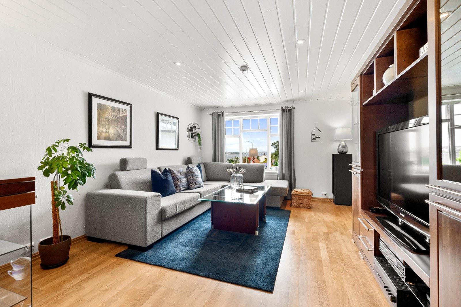 Romslig stue med god plass til stor sofa. Her kan hele familien samles på lørdagskveldene! Galleribilde