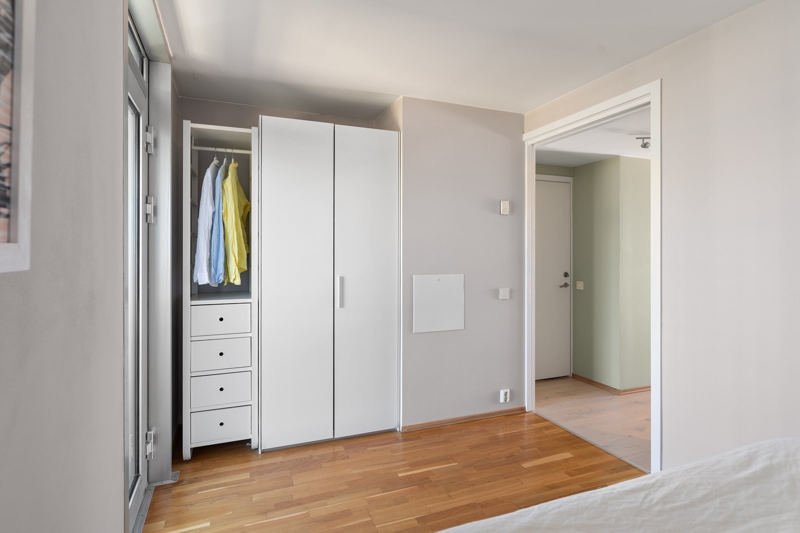 Garderobeskap medfølger Galleribilde