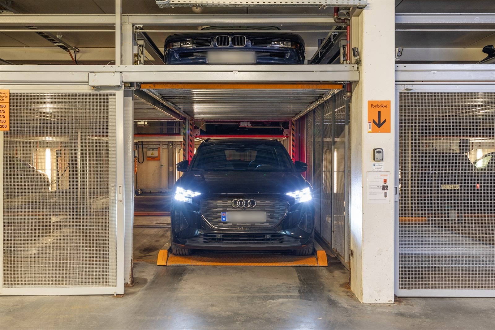 Parkering i garasjeanlegg kan følge mot tillegg i pris på 300 000,- Felleskostnader for garasjen er 1000,- pr. mnd. Galleribilde