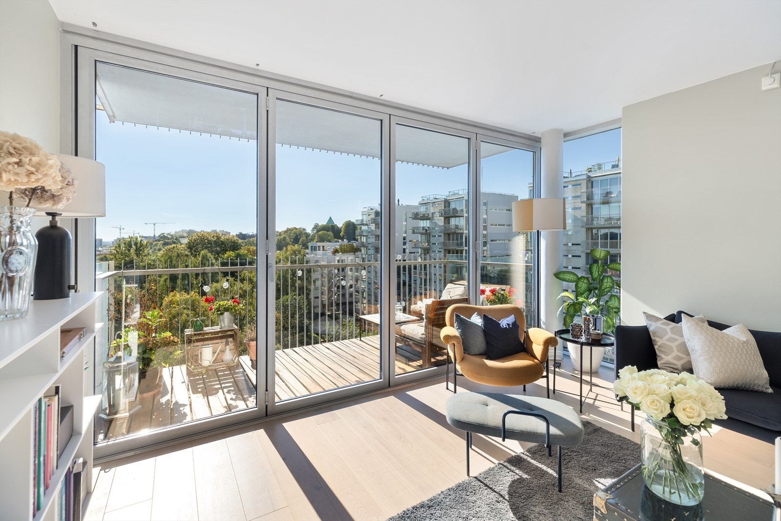 Vinduer fra gulv til tak slipper inn rikelig med dagslys og stuen oppleves som svært luftig Galleribilde