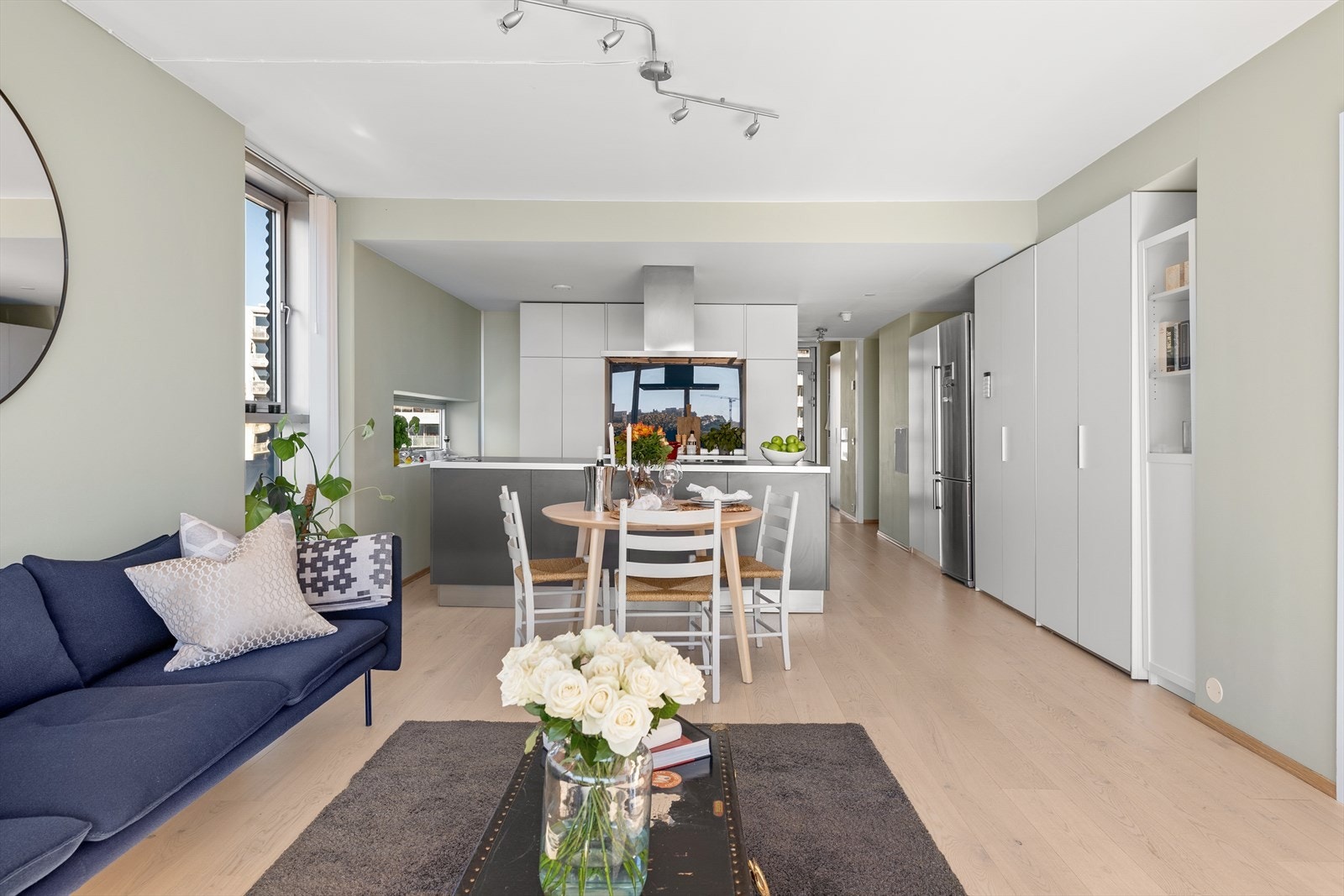 Den åpne løsningen mellom stue og kjøkken gjør dette til et sosialt hjem! Galleribilde