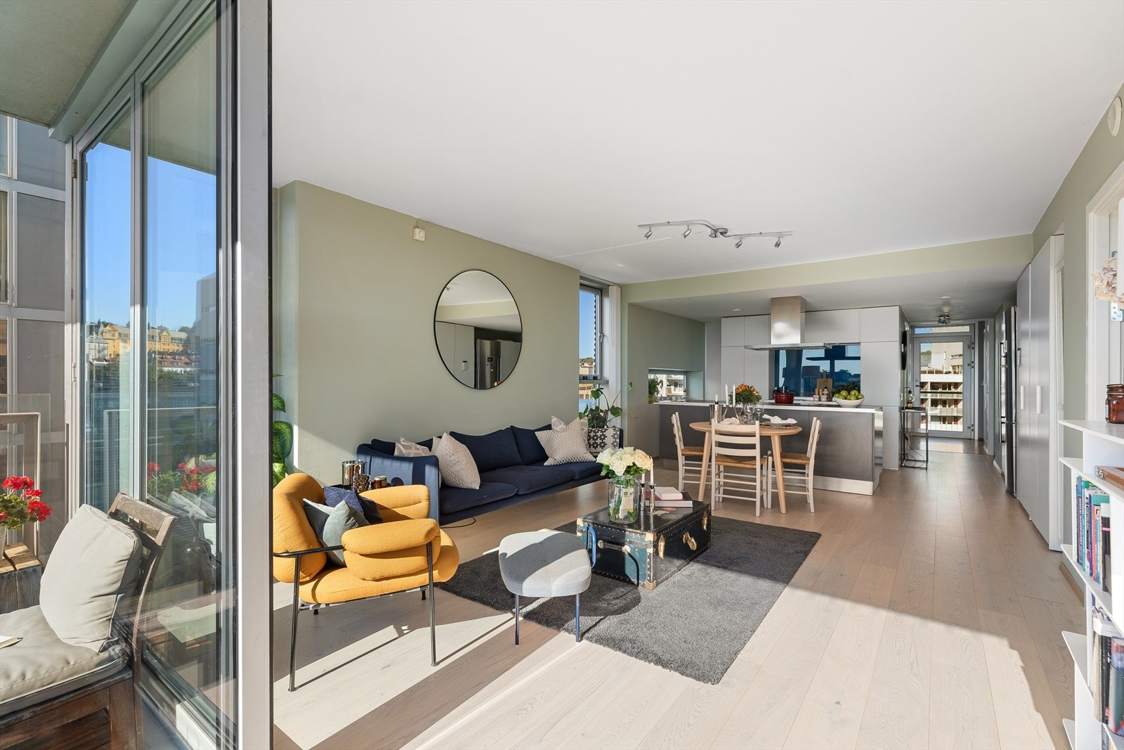 Leiligheten er malt i en moderne og delikat fargepalett Galleribilde