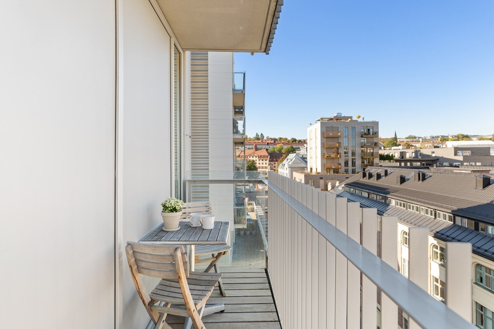 Fra hovedsoverommet har du utgang til en balkong på ca 4 m². Det er morgenssol på balkongen Galleribilde