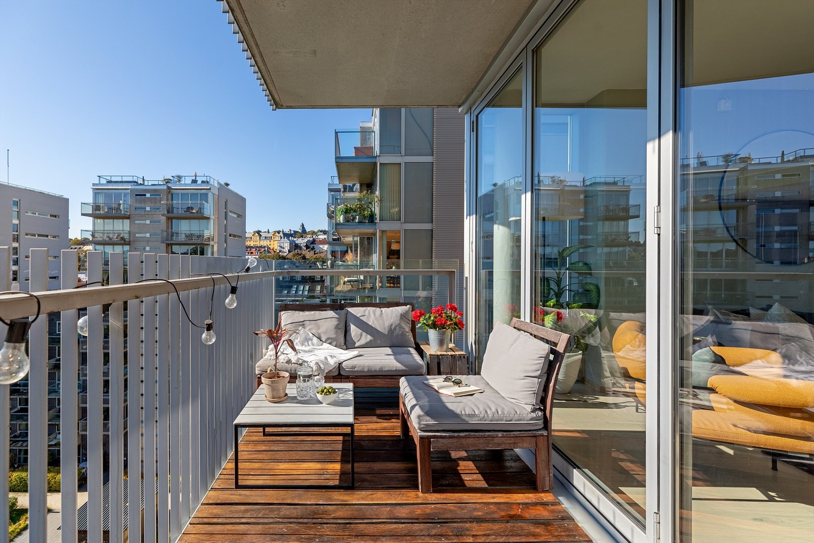 Solrik, sydvestvendt balkong med plass til utemøblement og gassgrill Galleribilde