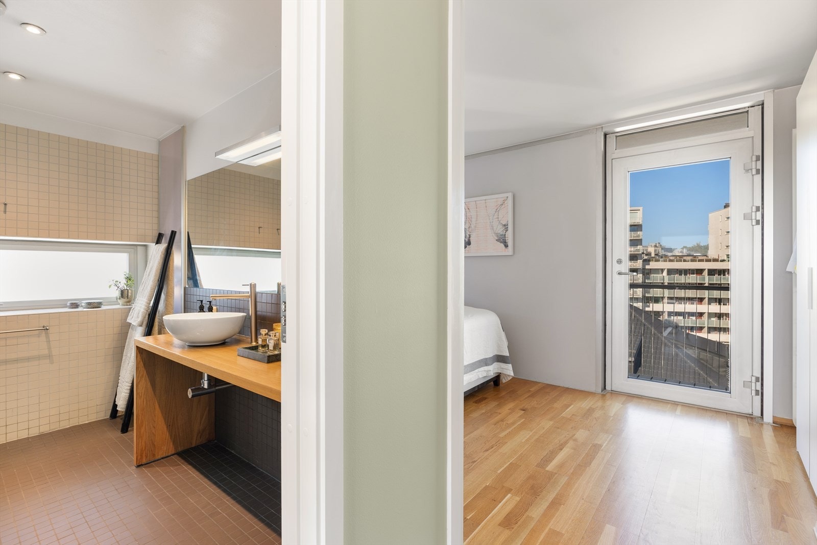 Badet ligger direkte og praktisk tilknyttet hovedsoverommet Galleribilde