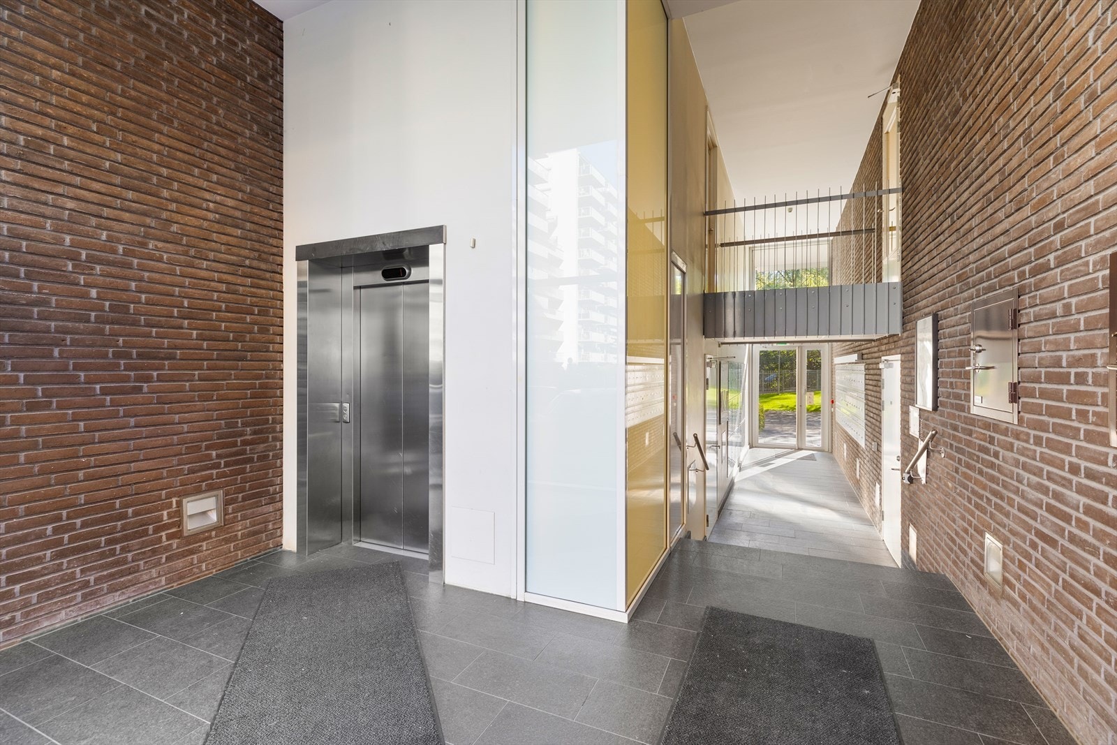 Heisen tar deg kjapt opp til boligen i 9. etasje Galleribilde