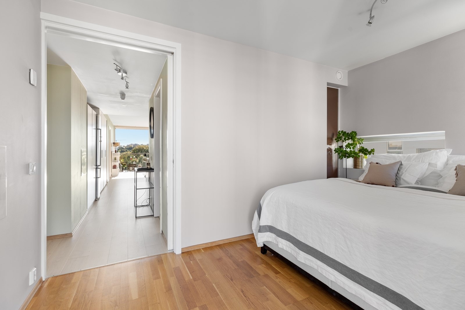 Fra hallen har du direkte tilgang til det delikate hovedsoverommet Galleribilde