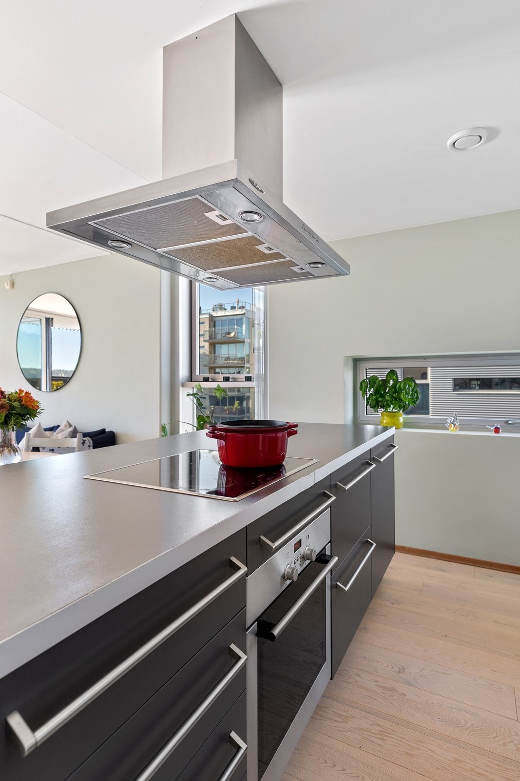 Stekeovn, platetopp og oppvaskmaskin er integrert i innredningen Galleribilde