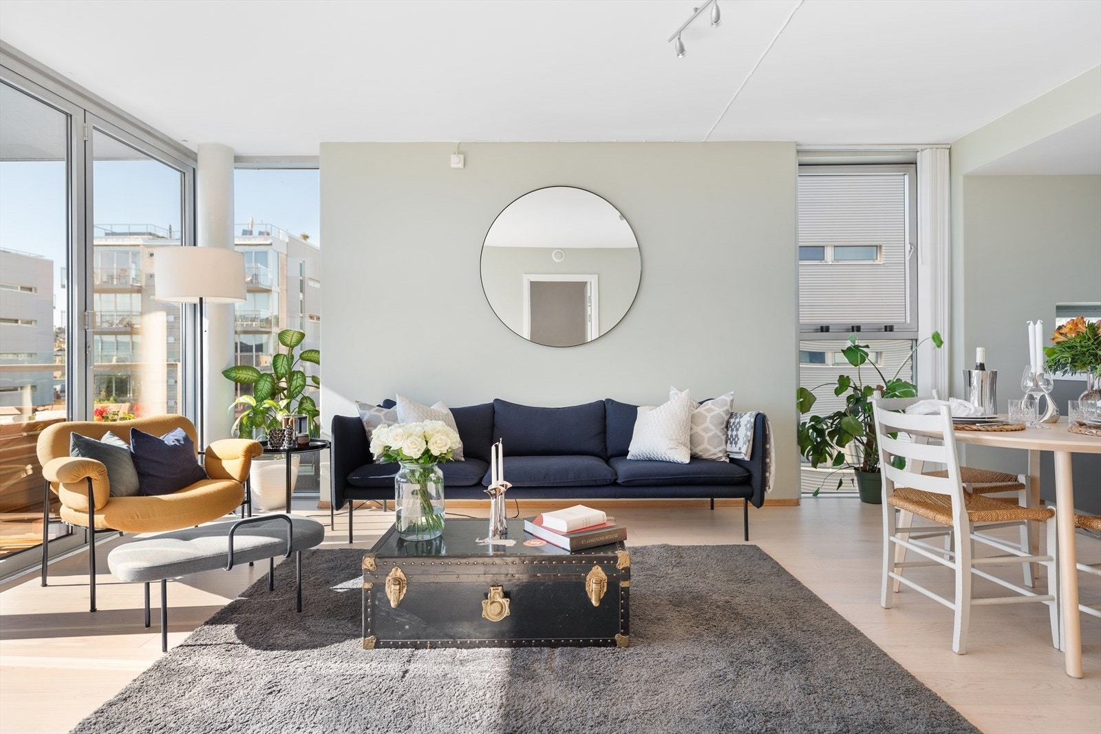 Stuen er romslig med god plass til ønsket møblement Galleribilde