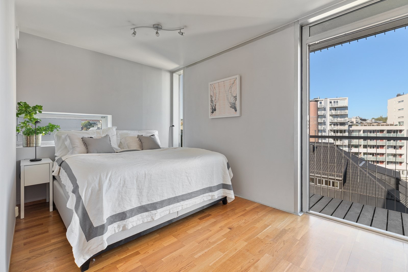 Romslig hovedsoverom med god plass til dobbeltseng og nattbord Galleribilde