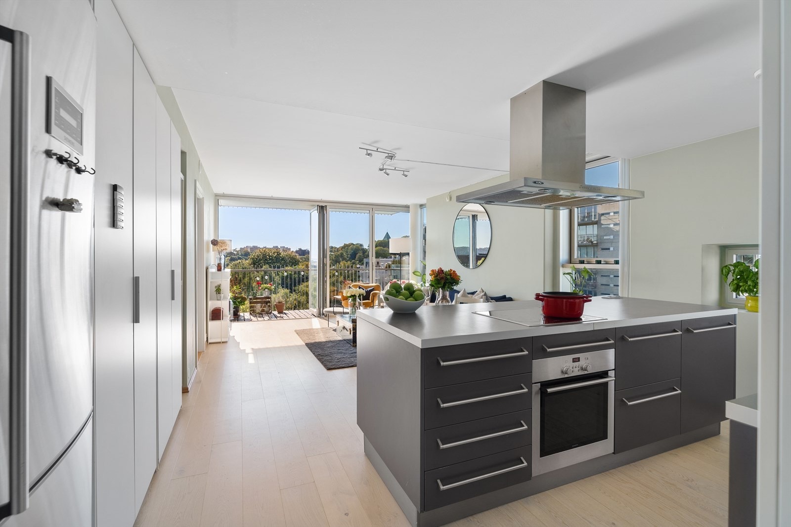 Kjøkkenet har alt du trenger for å tilberede et godt måltid til deg selv og gjester Galleribilde