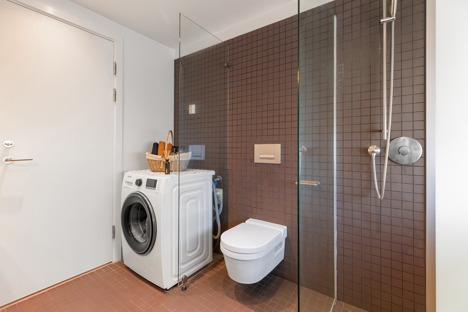 Vegghengt toalett og opplegg for vaskemaskin Galleribilde